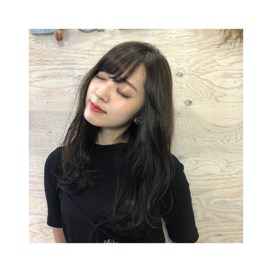 鈴木愛理さんのインスタグラム写真 - (鈴木愛理Instagram)「✴︎ 昨日美容室行ったよ☺︎ 秋コレクションに向けた色にしてもらいました☺️💗 . . #チャコール #って色らしい🤔 #お気に入りすぎる！！！ #やっぱ暗いのが落ち着くなぁ☺︎ #いつもの大元さんにやってもらったよん #ありがとうです💘」8月22日 17時02分 - airisuzuki_official_uf