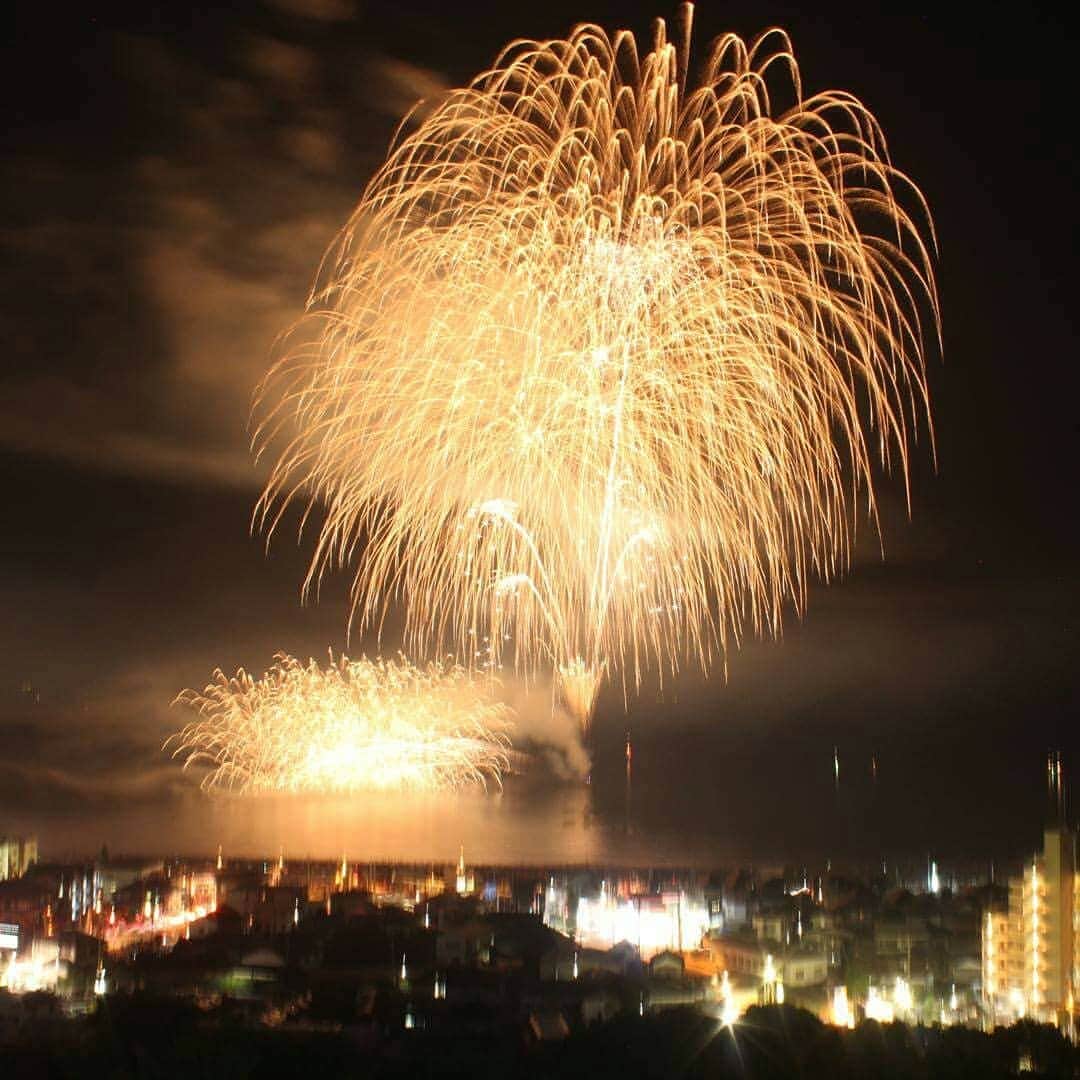 【公式】オーシャンリゾートホテル マホロバ・マインズ三浦さんのインスタグラム写真 - (【公式】オーシャンリゾートホテル マホロバ・マインズ三浦Instagram)「Miura Kaigan Fireworks Festival Aug 22, 2018 19:30-20:15 . . 三浦海岸の花火大会は本日開催です！ 約3,000発もの花火が海上から打ち上がります。 広い砂浜で座ってゆったり楽しめますよ。 写真は当ホテルから撮影の花火です。 【三浦海岸納涼まつり花火大会】 8月22日 19:30～20:15 三浦海岸（京急三浦海岸駅徒歩5分） . . #三浦  #旅  #旅行  #hotel  #maholovamindsmiura  #travel  #japantravel  #japantour  #japan  #miura  #tokyo  #マホロバマインズ三浦  #ホテル  #miurapeninsula  #三浦半島  #花火  #花火大会  #観光 #三浦海岸 #fireworks #festival #beach #summer #ビーチ #砂浜 #屋台 #縁日 #祭り #海 #sea」8月22日 17時04分 - maholova_minds_miura