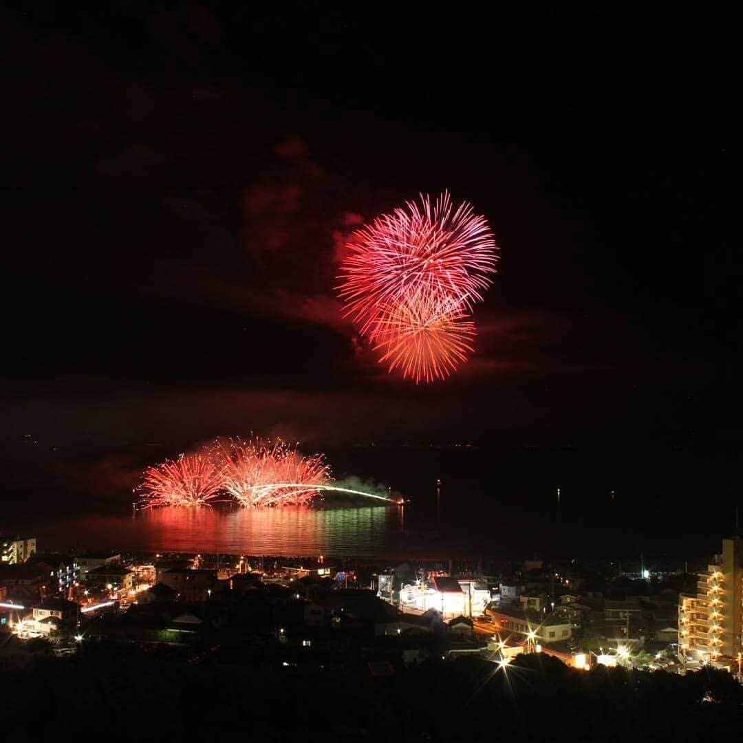 【公式】オーシャンリゾートホテル マホロバ・マインズ三浦さんのインスタグラム写真 - (【公式】オーシャンリゾートホテル マホロバ・マインズ三浦Instagram)「Miura Kaigan Fireworks Festival Aug 22, 2018 19:30-20:15 . . 三浦海岸の花火大会は本日開催です！ 約3,000発もの花火が海上から打ち上がります。 広い砂浜で座ってゆったり楽しめますよ。 写真は当ホテルから撮影の花火です。 【三浦海岸納涼まつり花火大会】 8月22日 19:30～20:15 三浦海岸（京急三浦海岸駅徒歩5分） . . #三浦  #旅  #旅行  #hotel  #maholovamindsmiura  #travel  #japantravel  #japantour  #japan  #miura  #tokyo  #マホロバマインズ三浦  #ホテル  #miurapeninsula  #三浦半島  #花火  #花火大会  #観光 #三浦海岸 #fireworks #festival #beach #summer #ビーチ #砂浜 #屋台 #縁日 #祭り #海 #sea」8月22日 17時04分 - maholova_minds_miura