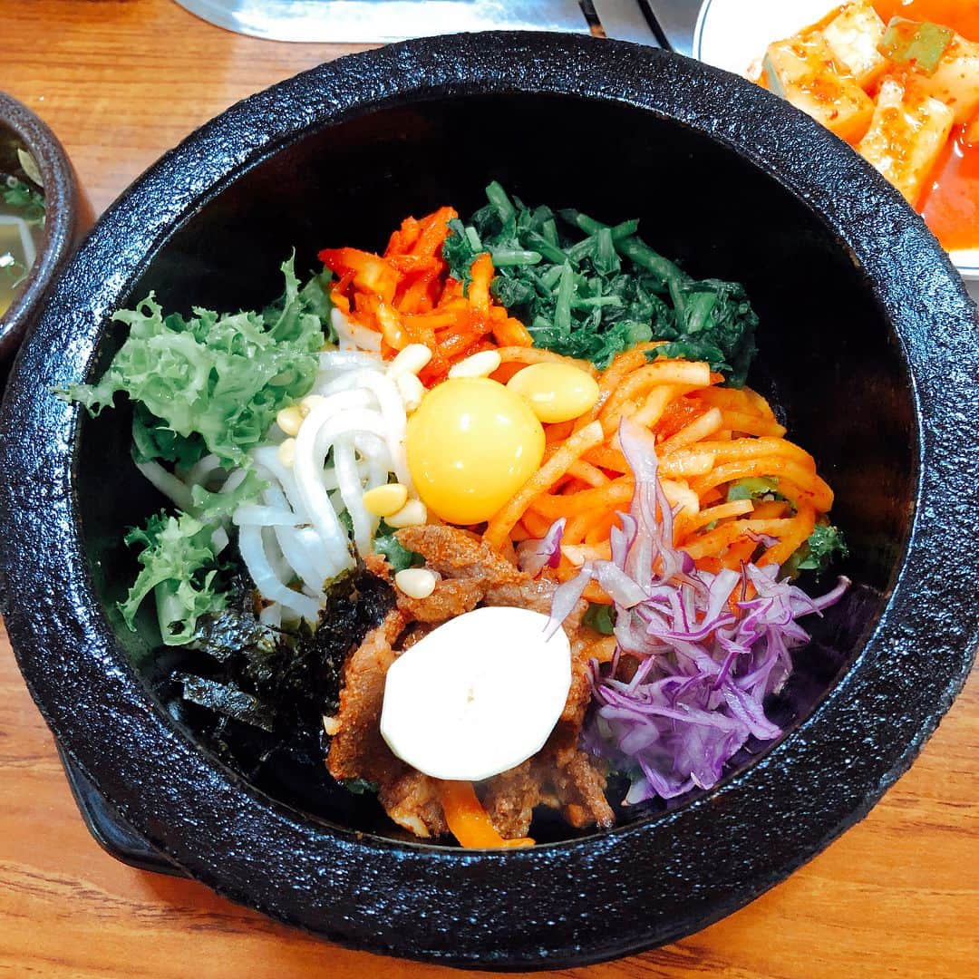 和田安佳莉さんのインスタグラム写真 - (和田安佳莉Instagram)「韓国グルメ かき氷、ビビンバ タッカンマリ、チーズタッカルビ  今のところハズレなし。 今夜は焼肉で締め。 美味しいもの、沢山頂きました。 然し乍らやはり ハニーバターミックスナッツが 暫定一位ね❤️ #韓国 #korea #life #seoul #ソウル #travel #trip #韓国グルメ #グルメ旅 #koreanfood #チーズ #タッカンマリ #韓国料理 #チーズダッカルビ #チーズタッカルビ #肉スタグラム #sweets #dessert #かき氷 #夏スイーツ #ひんやりスイーツ #韓食 #ビビンバ #肉 #いただきます #明洞 #韓国旅行 #instatravel #instalike」8月22日 17時37分 - akariwada_official
