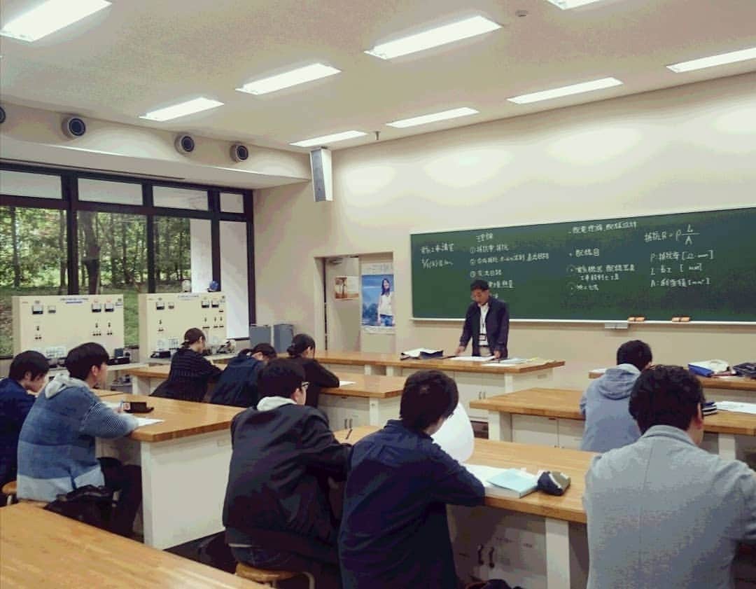 日本工学院さんのインスタグラム写真 - (日本工学院Instagram)「第二種電気工事士筆記試験の対策講を開催！ 電子・電気科の1年生以外に、 他カレッジの学生も参加しています。 ☆教職員投稿写真☆ #日本工学院 #nihonkogakuin #専門学校 #学生 #日本工学院八王子専門学校 #日本工学院専門学校 #工学院 #photo #撮影 #教職員投稿写真 #電子電気科 #第二種電気工事士 #みんなで #勉強」8月22日 18時02分 - nihonkogakuin
