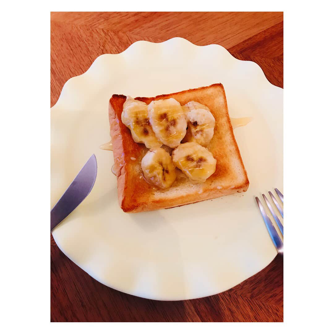 久冨慶子さんのインスタグラム写真 - (久冨慶子Instagram)「今日は おかずのクッキングの収録のため スーパーJチャンネルは お休みします。 普段ご飯派ですが、 久しぶりにパンを買いました🍞 食べ切れなくて冷凍していた食パンのとっても美味しい食べ方見つけました😋 冷凍したままのトーストにバターをのせてオーブンで焼いて、これまた冷凍していて半分くらい解凍したバナナをのせて蜂蜜を少しかけて食べたらすごく美味しかったです🍞🍌🍯 これは食べ過ぎちゃダメなもの。。 途中からシナモンをふりかけてみました😋 ご飯じゃなくておやつだな！！ ＊ ＊ #テレビ朝日 #おかずのクッキング #トースト #食パン #バナナ #蜂蜜 #簡単ごはん #おうちごはん #久冨慶子 #アナウンサー #久冨食堂」8月22日 18時26分 - keiko0hisatomi