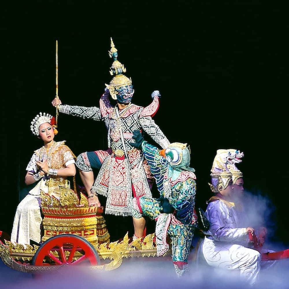 タイ国政府観光庁さんのインスタグラム写真 - (タイ国政府観光庁Instagram)「タイ舞踊から”タイらしさ”を感じてみませんか？﻿ ﻿ きらびやかな衣装と、しなやかな指先の動きが特徴のタイ舞踊は、観光客でもシアター・レストランなどで手軽に鑑賞することができます😊﻿ ﻿ タイ舞踊には様々な種類がありますが、観光客が目にする機会が多いのは「ラーマキエン」という仮面をつけて演じる古典舞踊です✨﻿ ﻿ タイ舞踊に欠かせないのが、クローン(太鼓)、チン(シンバル)など伝統的な楽器。楽譜がないので、旋律を聴いて学びます♪﻿ ﻿ 🔗タイ舞踊などに代表される”タイネス”(タイらしさ)についてはプロフィールのリンクから @thailand_jp﻿ ﻿ #タイ #タイ舞踊 #タイダンス #伝統舞踊 #ラーマキエン #タイ文化 #タイ旅行 #旅好きな人と繋がりたい #はじめてのタイ #もっと知りタイ #こんなタイ知らなかった #thailand #thaidance #thaitraditional #thaitraditionaldance #traditionaldance #ramakien #thainess #amazingthailand #thailandtravel #thailandtrip #thai #thaistagram #localexperience #lovethailand」8月22日 18時46分 - amazingthailandjp