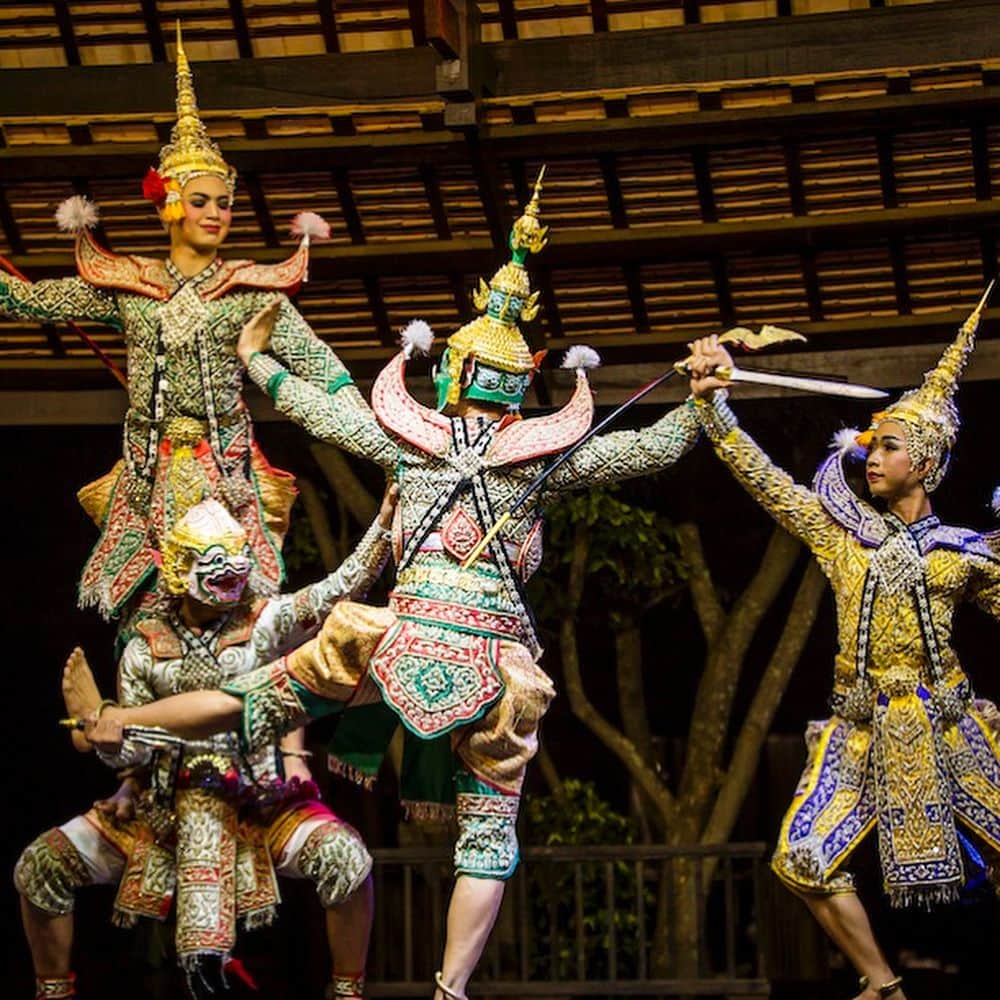タイ国政府観光庁さんのインスタグラム写真 - (タイ国政府観光庁Instagram)「タイ舞踊から”タイらしさ”を感じてみませんか？﻿ ﻿ きらびやかな衣装と、しなやかな指先の動きが特徴のタイ舞踊は、観光客でもシアター・レストランなどで手軽に鑑賞することができます😊﻿ ﻿ タイ舞踊には様々な種類がありますが、観光客が目にする機会が多いのは「ラーマキエン」という仮面をつけて演じる古典舞踊です✨﻿ ﻿ タイ舞踊に欠かせないのが、クローン(太鼓)、チン(シンバル)など伝統的な楽器。楽譜がないので、旋律を聴いて学びます♪﻿ ﻿ 🔗タイ舞踊などに代表される”タイネス”(タイらしさ)についてはプロフィールのリンクから @thailand_jp﻿ ﻿ #タイ #タイ舞踊 #タイダンス #伝統舞踊 #ラーマキエン #タイ文化 #タイ旅行 #旅好きな人と繋がりたい #はじめてのタイ #もっと知りタイ #こんなタイ知らなかった #thailand #thaidance #thaitraditional #thaitraditionaldance #traditionaldance #ramakien #thainess #amazingthailand #thailandtravel #thailandtrip #thai #thaistagram #localexperience #lovethailand」8月22日 18時46分 - amazingthailandjp
