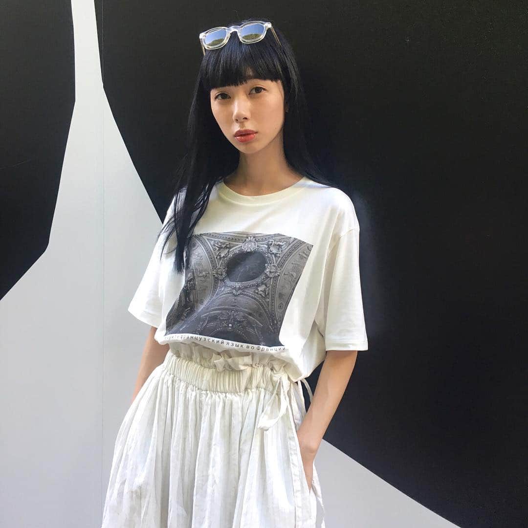 のインスタグラム：「急に暑くなったの困るなあ🤦🏻‍♀️☀️最近また白黒の洋服好きになってきたマイブーム🔳🔲 Tシャツは @abahouse_official ロシア語ロゴ可愛い〜🇷🇺パンツは @miharayasuhiro_official ⚪️⚪️」