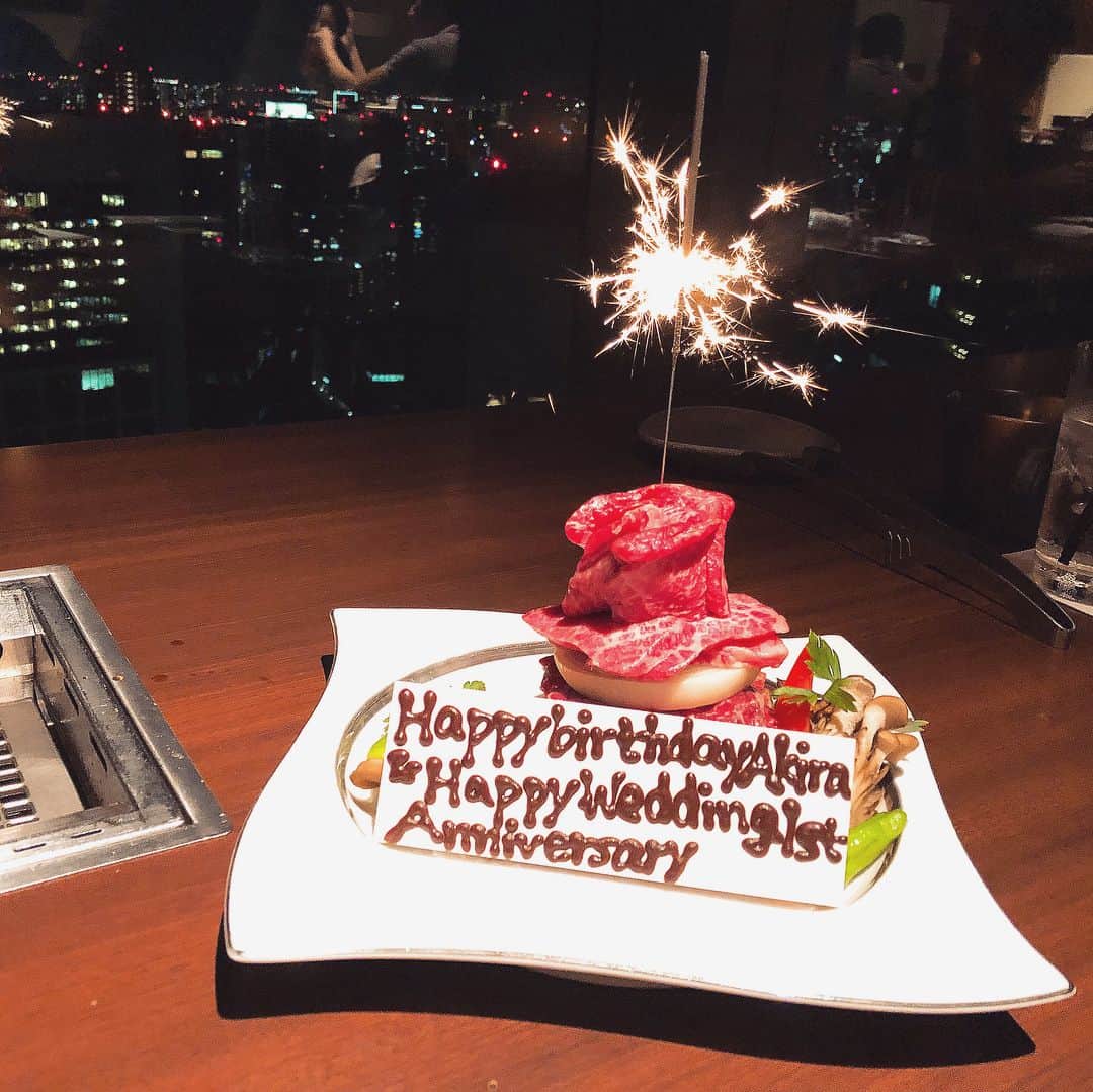 江口輝のインスタグラム：「19日は誕生日でもあり結婚一周年記念日でもありましたー！！ 嫁がお店を予約してくれててすんばらしい夜景を見ながらおいしい焼肉をいただきましたよ！ #誕生日 #結婚記念日 #夜景 #焼肉 #うまみ #星遊山 #汐留 #映え」