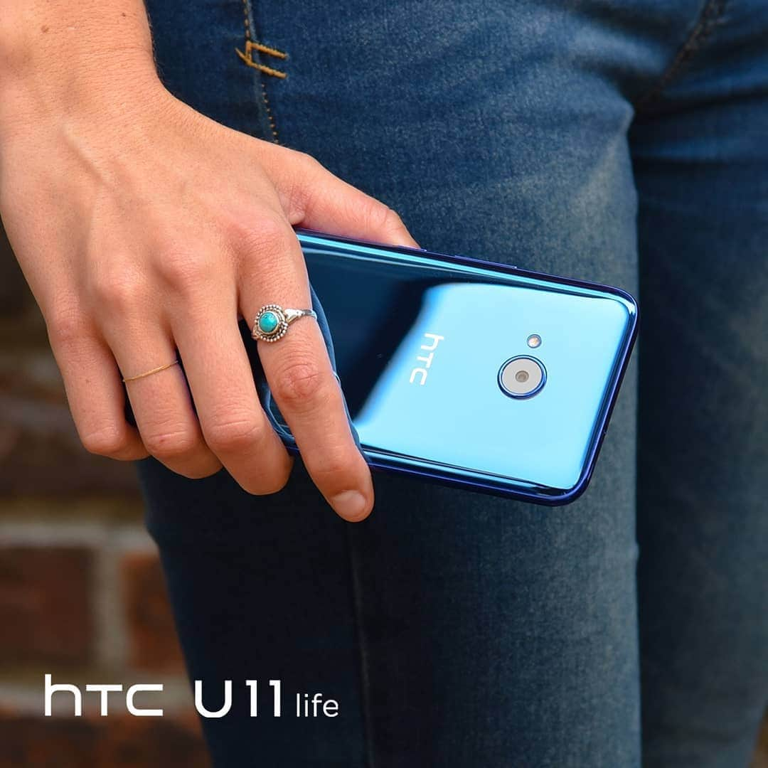 HTCのインスタグラム：「✔️ Squeezable sides which let you access your favorite apps faster. ✔️ HTC USonic earbuds with Active Noise Cancellation. ✔️ A camera that captures stunningly clear photos. ✔️ IP67 weather-resistance Our best innovations without putting a squeeze on your wallet. #HTCU11life」