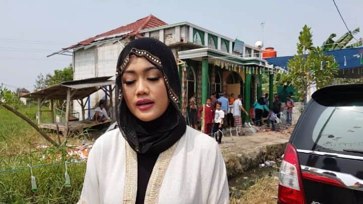 ジュリア・ペリッツのインスタグラム：「Alhamdulilah Ya Allah tadi Siang keluarga kami merayakan hari raya Kurban di Mushola Ar-Rahman yg berada di kota Serang - Banten . . Kami sekeluarga mengucapkan Terimakasih yg tak terhingga kepada @ruben_onsu atas sumbangan sapinya yg dikurban  atas nama Almarhumah Julia Perez Sungguh mulia hatimu kak Ruben❤ Semoga Allah membalas segala budi baikmu😇🙏 . . Acara berjalan dng lancar dan khidmat kitapun senang sekali bisa makan bersama dng warga sekitar🍽  Terimakasih Warga Serang atas sambutannya yg meriah dan suka cita😍🙏 . . Oh ya sapi ini kak ruben beli nya sama kak @bilsky16 Sapinya sehat, gemuk, kita puas deh servicenya, Makasih bang Billy😘 . Selamat Hari Raya Idul Adha 1439 H🙏😇 From Keluarga besar Alm Julia Perez @anggitheperez @dellalled @s.wulansih @jonakrele @nathan_kreleger」