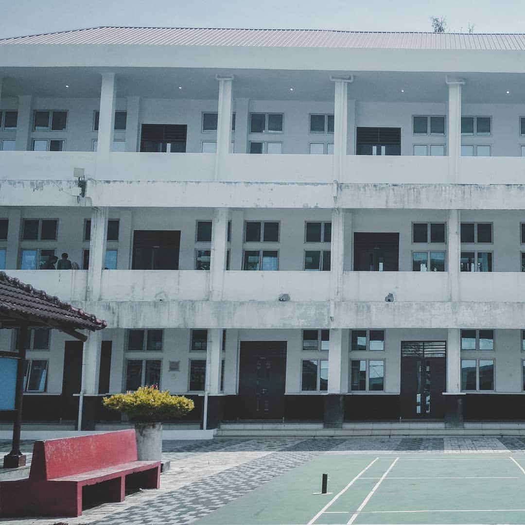 Yumiのインスタグラム：「Sudah bosan libur, tapi malas ngampus .  Bhhhh micin  #minimalmood #campus #mood #fisipusu #anakusu #shotonxiaomi #photographyindonesia #indonesiaphotography」