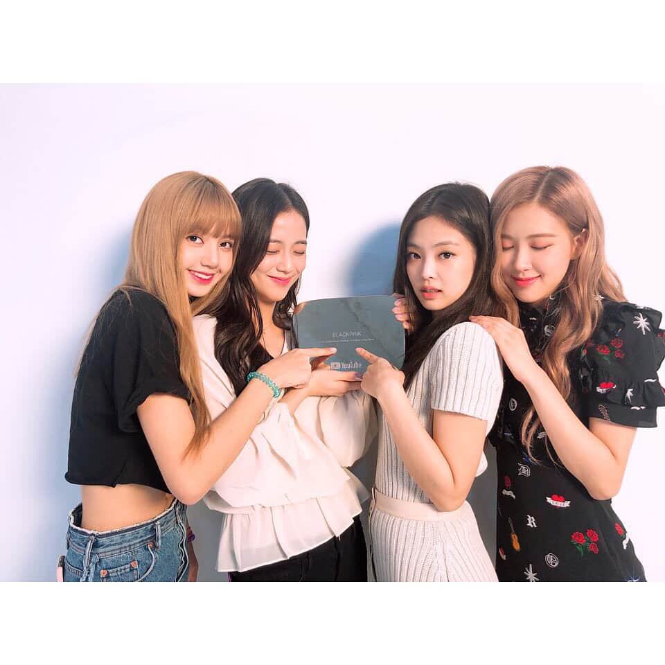 BLACKPINKさんのインスタグラム写真 - (BLACKPINKInstagram)「Thank you to our 10M subscribers on youtube, we were able to receive this beautiful Diamond Play Button award!! 🙏 wow!! it still doesn’t sink in that 10 million of you have subscribed to our channel so thank you!! and we also thank Youtube for providing this amazing platform for us to share our music all over the world ❤️ so so grateful!!」8月23日 15時54分 - blackpinkofficial