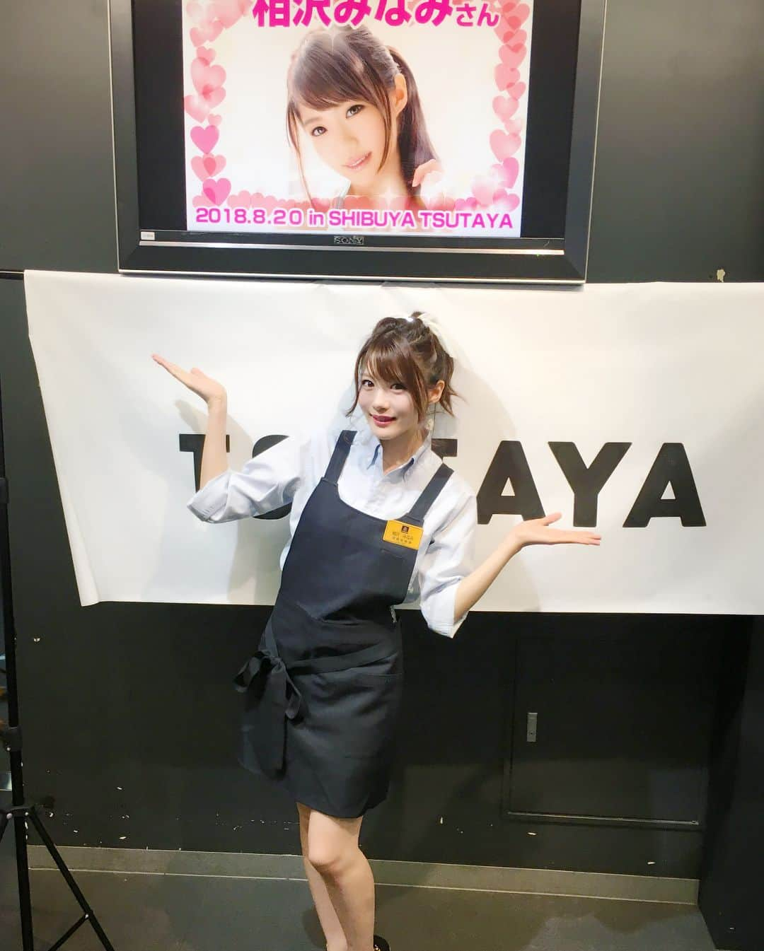 アイデアポケットさんのインスタグラム写真 - (アイデアポケットInstagram)「相沢みなみちゃん@SHIBUYA TSUTAYAさんイベント  TSUTAYA制服着させて頂きました❗️ 五つ星の優秀店員です⭐️ #相沢みなみ #tsutaya #イベント #五つ星」8月23日 15時58分 - ideapocket_official