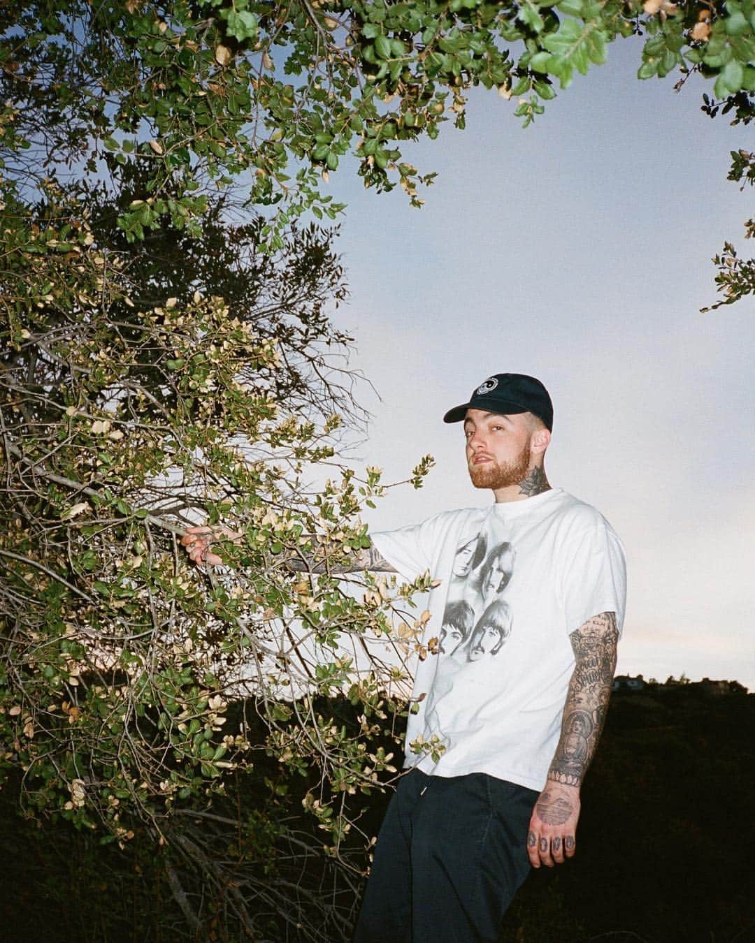 マック・ミラーのインスタグラム：「hold on to a tree」