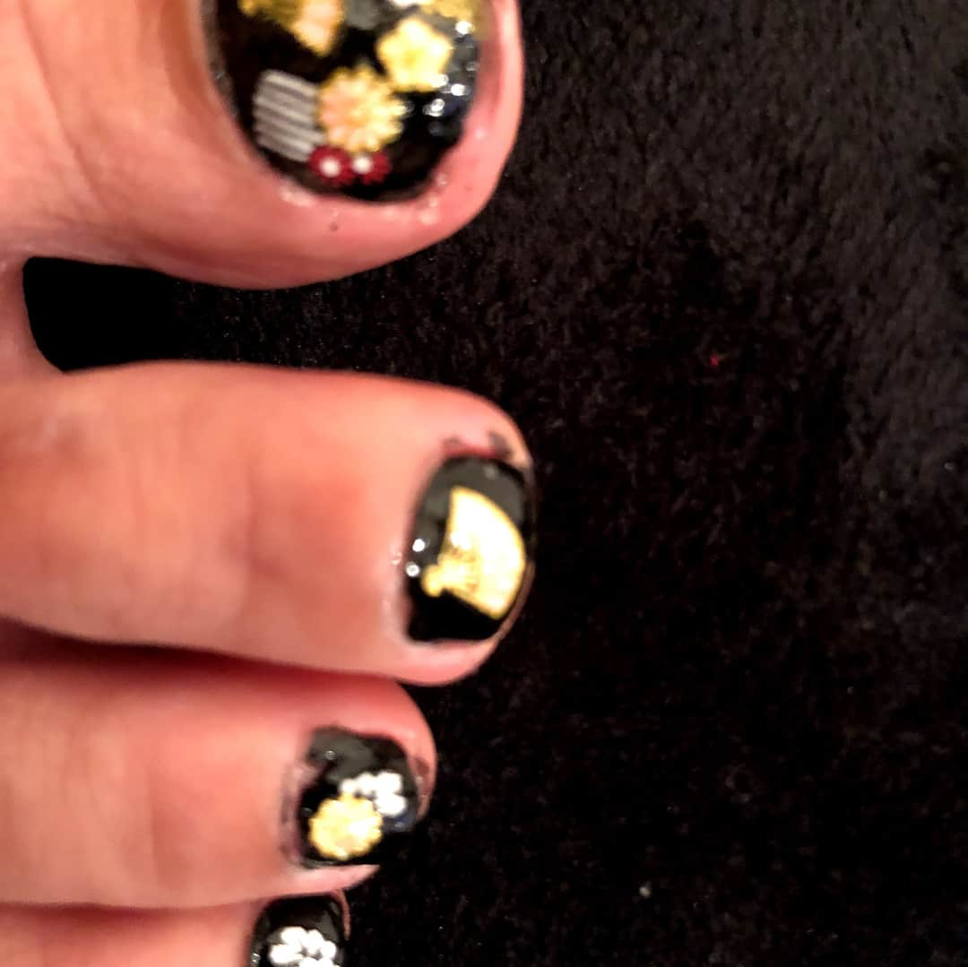 岡田実音のインスタグラム：「最近、ペディキュアは自分でやってます✨💅 １００円ショップで買ったネイルシール💅便利✨」