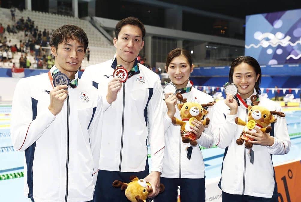 日本オリンピック委員会さんのインスタグラム写真 - (日本オリンピック委員会Instagram)「【DAY5】ジャカルタ・パレンバンアジア大会 @asiangames2018 バドミントンでは女子団体で日本が48年ぶりの金メダルを獲得！　フェンシングでは男子エペ団体で日本が初優勝。競泳では男子400m個人メドレーを瀬戸大也選手が制するなど、計11個のメダルを獲得。この日の日本はバドミントン、フェンシング、競泳、カヌー、武術太極拳、体操、レスリング、自転車で金8、銀6、銅7を獲得しました！🥇🥈🥉 ． Team Japan🇯🇵 won 8 gold medals🥇, 6 silver medals🥈 and 7 bronze medals🥉 in Day5 (22nd August). Congrats🎉🎊 ． #バドミントン #フェンシング #競泳 #体操 #武術太極拳 . #アジア大会 #ジャカルタ #パレンバン #AsianGames2018 #EnergyOfAsia . #がんばれニッポン #TEAMNIPPON #JapaneseOlympicCommittee . 📷 AFLOSPORT, AP/AFLO, PHOTO KISHIMOTO」8月23日 10時33分 - teamjapanjoc