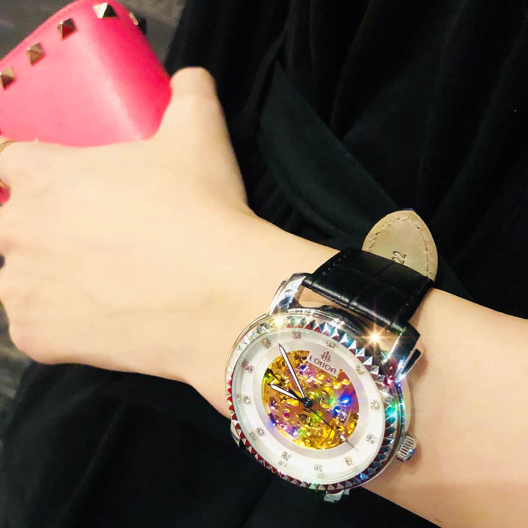 梅田えりかさんのインスタグラム写真 - (梅田えりかInstagram)「この腕時計は @loborjapan のもの😄💕 . 少し前からコーデに合わせてるんだけど、私の周りではかぶることもなく、「その時計どこの？」とよく聞かれます😄❤ . 2017年に日本に上陸したばかりのヨーロッパで長く愛用されているブランドさんです😍❤ . わたしがチョイスしたPREMIER STAUNTONLB1016MPIGBKは、厚みのあるボディ、スケルトンにストーンで彩られた文字盤に型押しのブラックのベルト❤️ . シンプルでモノトーンな服装が多いい私は、これくらいインパクトのある腕時計は大事なコーディネートの一部です🤨👍❗️ . プレゼント🎁にも最適だよ♡ . このたび❤10%OFF❤のクーポンを発行していただきました😍🙌 .  @loborjapan (http://lobor.jp/)のサイトで購入の際に【umeeri524】を入力してください💁🏻‍♀️💕 . . ベルトの色や文字盤のデザインの種類もたくさんあるので是非是非checkしてみてくださいね🤨👍 . . . #ロバー #時計 #腕時計 #lobor #コーデ #クーポンコード」8月23日 11時25分 - umeeri524