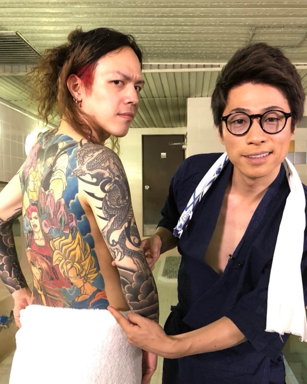田村淳のインスタグラム：「‪僕の祖父は五島列島で漁師をやっていました。祖父は刺青を入れていました…左腕に『田村』という刺青です。漁に出て沖で事故が起きて溺死した場合、水死体は誰だか判別できなくなるから刺青を入れたと話していました。仕事に対する覚悟の表れなんだと感動したのを覚えてます。それからなぜ刺青を入れたのか？を聞くようにしてます。その人の覚悟に触れられるから‬です。 田村淳の地上波ではダメ！絶対！という番組の中のコーナーでタトゥー銭湯という企画では、日頃の銭湯になかなか入れてもらえないタトゥーを入れた人達を呼び、タトゥーについて語り背中を流してゆっくりとしてもらうコーナーです。  みんな見かけだけではわからない人間味のある方ばかりでした。  人を見かけだけで判断するなと教わりますよね？タトゥーも同じだと思います。  2020年にはオリンピックで世界中から日本に外国人がやってきます。外国人のタトゥーは許せて日本人のタトゥーは許せない？  たしかに暴力団の方々が刺青を入れてる率は高いですが…それでも僕はどんな想いで入れたのか？を聞き続けたいと思います。聞いて誤解が解けた経験が沢山あるから…タトゥー、刺青を入れて威圧してる人は、仮に入れてなくても威圧的だと思う…  りゅうちぇるの件をきっかけにもう1度タトゥーについて考えてみてはいかがでしょうか？すぐに答えを出そうって訳じゃなく、あくまで考えるきっかけに！」