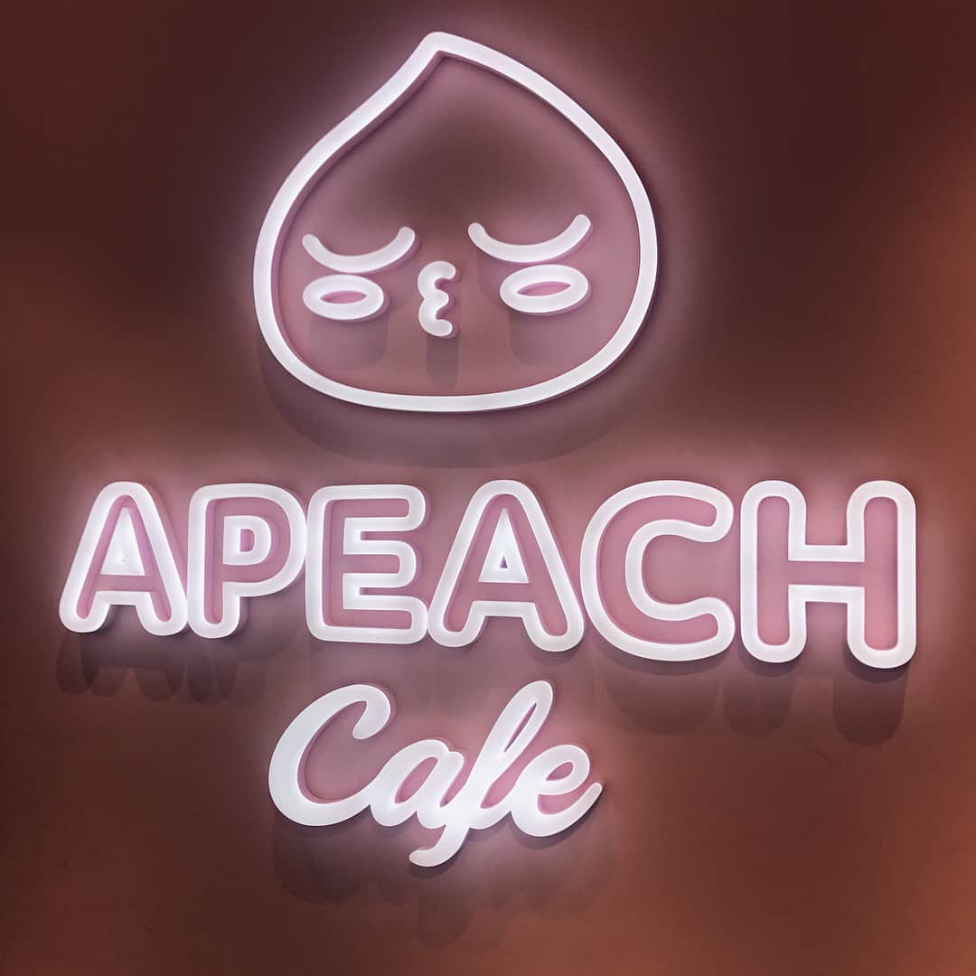 赤木希のインスタグラム：「. 釜山のおすすめスポット、#apeachcafe 🍑 いたるところにキャラクターがいてめちゃめちゃ可愛い😭💜 南浦洞のカカオフレンズストアの4階です！」