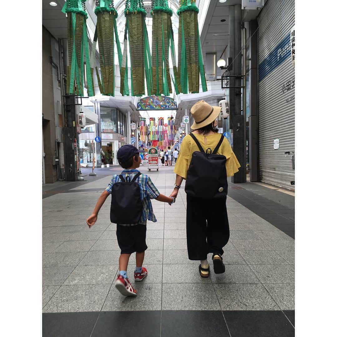のインスタグラム：「* newリュック! #みつかるリュック は みーくんとお揃い😊 ・ シンプルなデザインで 合わせやすいのはもちろん、機能性がいいのが嬉しいっ😆💕 ・ ①みーくんとキャナルへお出掛け。 ②みつかるリュック(大人用) ③背中の内側部分にポケットが。リュック背負ったまま財布や携帯が出せるの🤩👍 ④ファスナーはリングになってるから、パスケースなど付けれる😳ステキ ⑤おまけのコーデ。久々のお団子ヘア。笑  #sm2 の#サーカスパンツ はヘビロテ中 #UNIQLO #マリメッコ #アブラサス #りんちゃんあんちゃん」