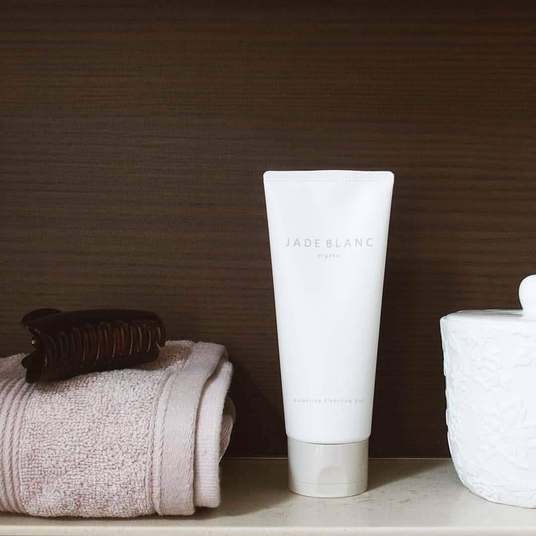 JADE BLANCのインスタグラム：「【Clear skin】 汚れのない素肌に戻ることは、スキンケアのファーストステップ。 バランシングクレンジングジェルは、メイクや毛穴の奥に潜む汚れや古い角質まで、優しくしっかり取り去ります。 ⠀⠀ 🛒画像タップでお買い物できます✨ ⠀⠀ @jade_blanc_official  #JADEBLANC #ジェイドブラン」