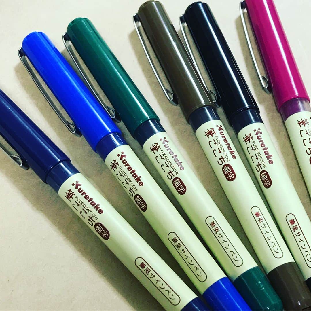 Kuretakeさんのインスタグラム写真 - (KuretakeInstagram)「FUDEGOKOCHI 筆ごこち 細字 ペンよりメリハリ。簡単筆風サインペン。 適度な硬筆で、手紙や手帳書き、メモ書きにも、文字書きが楽しくなるような、筆風サインペンです。 水性顔彩インクタイプ  1本200円。 #筆ごこち #fudegokochi #lettering #kuretake #rosepink  #royalblue #blueblack #sepia #darkgreen #black #筆風サインペン」8月23日 14時06分 - kuretakejapan