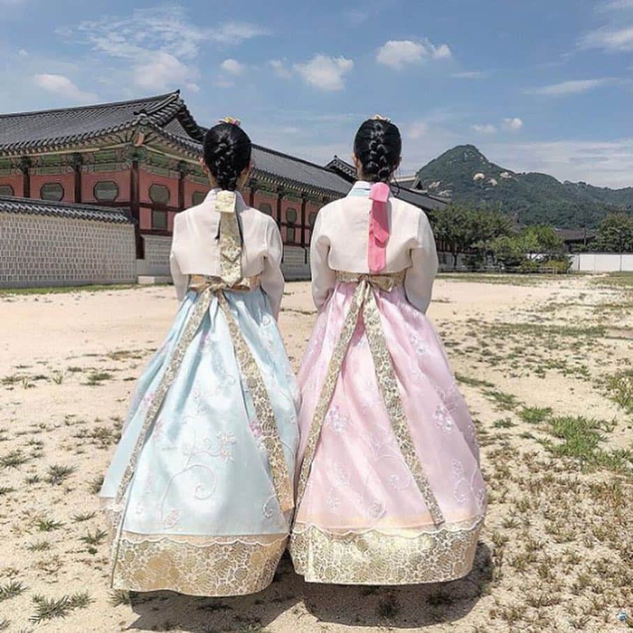 Nom de plumeさんのインスタグラム写真 - (Nom de plumeInstagram)「韓国特集3日目🇰🇷﻿ 韓国の民族衣装といえば #チマチョゴリ ﻿ ﻿ 韓国旅行へ行ったら一度は経験したい💓﻿ そんなチマチョゴリをpick up👑﻿ ﻿ ﻿ ☀️チマチョゴリ﻿ チマチョゴリは朝鮮の民族衣装である挑戦服の一種！チマとチョゴリを着た女性の装いのこと🧕﻿ 韓国の時代劇などでよく出て来るチマチョゴリは意外と動きやすく、このまま散歩できちゃうんです🧚🏻‍♀️﻿ ﻿ ☀️レンタル﻿ ソウル市内では様々な場所でレンタルをしています◎﻿ 特に景福宮や北村韓屋村では多くのお店が出ているので、おススメです☑️﻿ ﻿ ☀️ヘアアレンジ﻿ よく見かけるのは三つ編みにお花が頭に乗っているものですが…﻿ 今は花の冠が流行ってるんです💓﻿ 小さい花の冠をつけて写真を撮ると女の子らしくてかわいい😍﻿ ﻿﻿ ﻿﻿﻿ ﻿﻿﻿かわいい写真が撮れたらタグ付けしてね♡﻿ あなたの投稿が採用されるかも！﻿﻿ ﻿﻿﻿ 🎀Photo by🎀﻿﻿﻿﻿ ・ @yk_sggt ﻿ ・ @___rikosaku___ ﻿ ・ @pony_pigeon ﻿ ・ @j9___1xo ﻿ ・ @seira_sw ﻿ ﻿ ﻿﻿﻿﻿ ◇◇◇◇◇◇◇◇◇◇◇◇◇◇◇◇◇◇◇◇◇◇◇◇◇◇◇◇◇﻿﻿﻿﻿ #nomdeplume #チマチョゴリ #韓国 #韓国旅行 #韓服 #民族衣装 #朝鮮 #かわいい #おしゃれ #花飾り #花冠 #体験 #韓国好き #チマチョゴリレンタル #チマチョゴリ体験 #フォトジェニック #三つ編み #ヘアアレンジ」9月21日 18時27分 - nomde_official