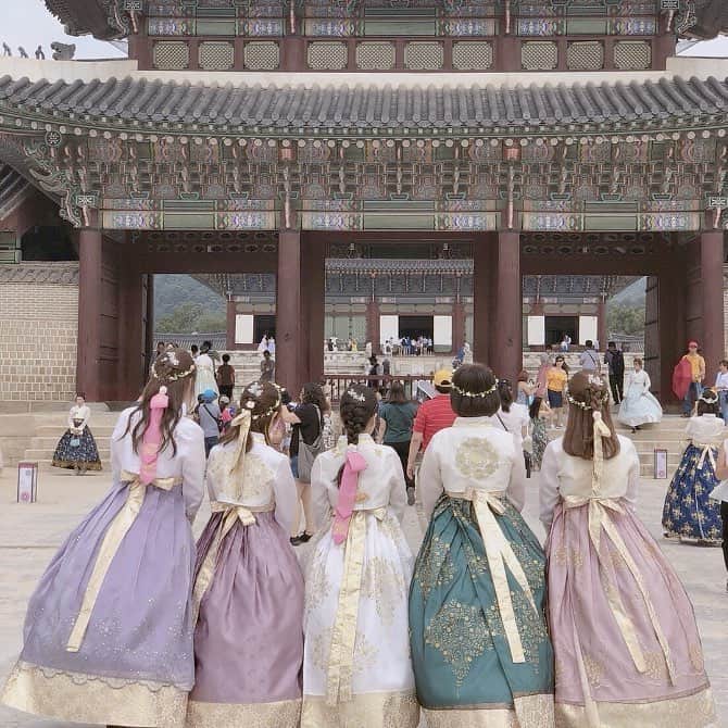 Nom de plumeさんのインスタグラム写真 - (Nom de plumeInstagram)「韓国特集3日目🇰🇷﻿ 韓国の民族衣装といえば #チマチョゴリ ﻿ ﻿ 韓国旅行へ行ったら一度は経験したい💓﻿ そんなチマチョゴリをpick up👑﻿ ﻿ ﻿ ☀️チマチョゴリ﻿ チマチョゴリは朝鮮の民族衣装である挑戦服の一種！チマとチョゴリを着た女性の装いのこと🧕﻿ 韓国の時代劇などでよく出て来るチマチョゴリは意外と動きやすく、このまま散歩できちゃうんです🧚🏻‍♀️﻿ ﻿ ☀️レンタル﻿ ソウル市内では様々な場所でレンタルをしています◎﻿ 特に景福宮や北村韓屋村では多くのお店が出ているので、おススメです☑️﻿ ﻿ ☀️ヘアアレンジ﻿ よく見かけるのは三つ編みにお花が頭に乗っているものですが…﻿ 今は花の冠が流行ってるんです💓﻿ 小さい花の冠をつけて写真を撮ると女の子らしくてかわいい😍﻿ ﻿﻿ ﻿﻿﻿ ﻿﻿﻿かわいい写真が撮れたらタグ付けしてね♡﻿ あなたの投稿が採用されるかも！﻿﻿ ﻿﻿﻿ 🎀Photo by🎀﻿﻿﻿﻿ ・ @yk_sggt ﻿ ・ @___rikosaku___ ﻿ ・ @pony_pigeon ﻿ ・ @j9___1xo ﻿ ・ @seira_sw ﻿ ﻿ ﻿﻿﻿﻿ ◇◇◇◇◇◇◇◇◇◇◇◇◇◇◇◇◇◇◇◇◇◇◇◇◇◇◇◇◇﻿﻿﻿﻿ #nomdeplume #チマチョゴリ #韓国 #韓国旅行 #韓服 #民族衣装 #朝鮮 #かわいい #おしゃれ #花飾り #花冠 #体験 #韓国好き #チマチョゴリレンタル #チマチョゴリ体験 #フォトジェニック #三つ編み #ヘアアレンジ」9月21日 18時27分 - nomde_official