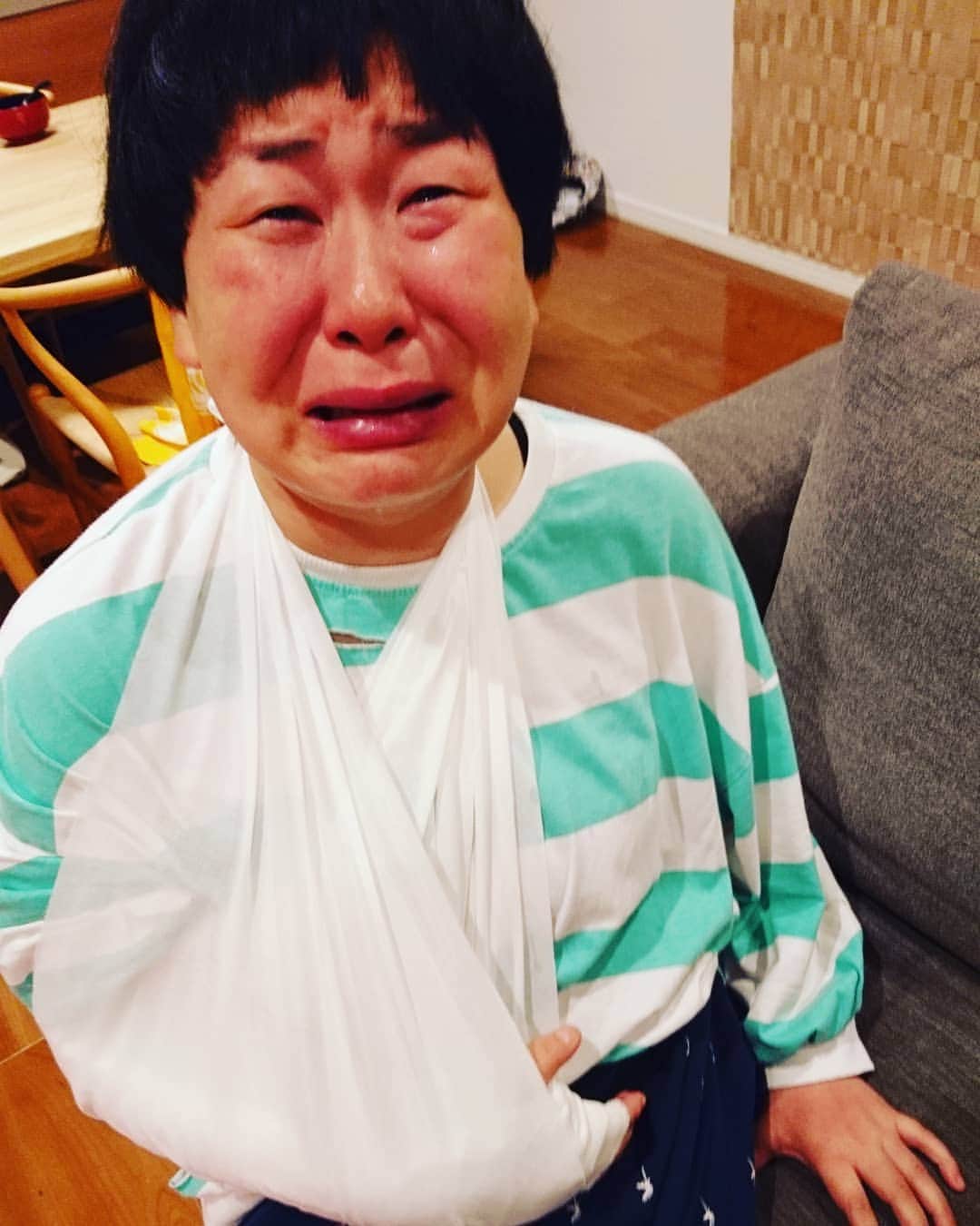 鈴木おさむさんのインスタグラム写真 - (鈴木おさむInstagram)「本日、妻が右手を骨折しました。コントでこういう格好してるわけじゃありません。右手をやりましたので、LINEは返せません！」9月21日 18時49分 - osamuchan_suzuki