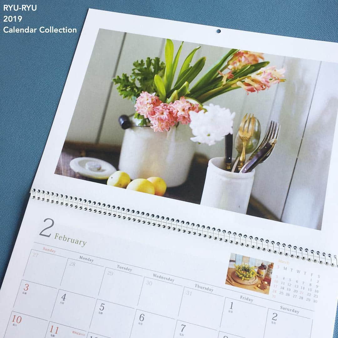 RYU-RYUさんのインスタグラム写真 - (RYU-RYUInstagram)「☆2019カレンダー☆ . フラワーシーンカレンダー . こちらは1987年の発売以来、 リュリュのロングセラーとなっている 定番カレンダーです。 . 色とりどりにスタイリングされた 花と雑貨の写真は、 見るたびに気持ちを ほっと落ち着かせてくれます。 . 花のスタイリングから アンティーク雑貨のセレクト、 撮影、デザインに至るまで すべてをリュリュのスタッフが 手がけています。 . 日付のページも、 落ち着いた見やすい文字と 六曜表示もついていますので、 インテリアにも、また実用としても 使いやすいカレンダーです。 . フラワーシーンカレンダー 壁掛けタイプ 広げた時のサイズ : タテ44cm×ヨコ30.2cm 本体価格1.250円＋税 . こちらの商品は、 リュリュのオンラインショップ 『リュリュマーケット』でも ご購入いただけます☆ プロフィール欄のアドレスから アクセスしてくださいね😉 . #リュリュ #雑貨 #ステーショナリー #文具 #文房具 #カレンダー #フラワーシーンカレンダー #カレンダー #フラワー #シンプル #シンプルライフ #インテリア #定番 #必需品 #ryuryu #文具好き #雑貨好き #暮らし #すっきり暮らす #シンプルインテリア #花のある暮らし #花のある生活 #キッチンインテリア」9月21日 10時06分 - ryuryu_zakka