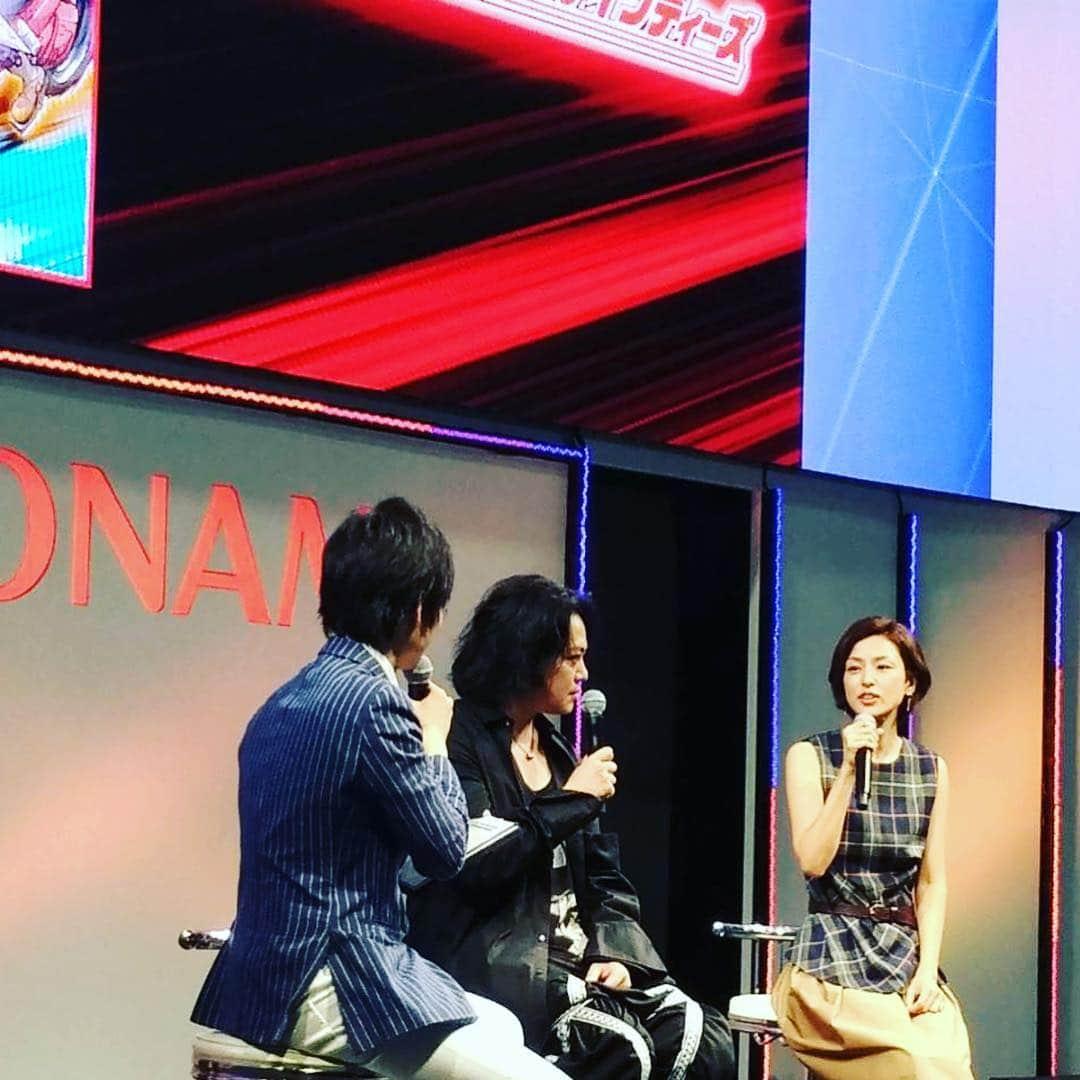 木下あゆ美さんのインスタグラム写真 - (木下あゆ美Instagram)「東京ゲームショー、ビジネスデー🤗  遊戯王デュエルリンクスに遂に5Dsが開放されるということで、コナミブースで登壇さていただきました☺️ 5Dsのキャラ！そしてシンクロ召喚が使えるようになるという事で、益々デュエルリンクスが盛り上がって欲しいです！ 音声も新たに収録し直しましたので、是非デュエルして下さい😁  にしてもゲーム業界は熱いですね！！東京ゲームショーは何気に3回目？（多分。違ったらごめんなさい笑） 最近はすっかりゲームから離れてしまい、4歳の息子と一緒に出来るレベルの物しかやってないんですが、久しぶりに興奮しました😳  子供のお迎えがなければ、色々見たかったくらい！  今回はビジネスデーでということで、関係者のみの入場でしたが、明日土曜日は一般公開日！何と土曜日も登壇させて頂きます😉  #宮下雄也 くん、#星野貴紀 さんも一緒に登壇致しますので、是非ご来場下さい🤗 #東京ゲームショウ2018  #幕張メッセ #遊戯王デュエルリンクス #十六夜アキ #遊戯王5ds #tokyogameshow2018 #Yu-gi-oh!」9月21日 10時40分 - ayumi_kinoshita13121982