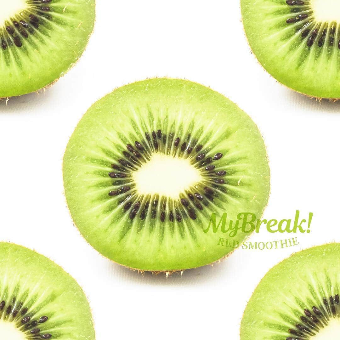 マイブレイクレッドスムージーのインスタグラム：「🥝 ・ 朝キウイダイエット🥝 ・ 方法は簡単！ 朝にキウイを食べるだけ😊 ・ ポイントは水を一緒に摂ること‼️ キウイの食物繊維が水分を含むことで膨れるため満腹感が持続します😌 ・ そしてキウイを食べることで様々な効果があります💓 ・ むくみ解消 美肌効果 便秘解消 ・ ぜひお試しください😉 ・ #マイブレイクレッドスムージー #mybreakredsmoothie #レッドスムージー #スムージーダイエット #スムージー #置き換えダイエット #ヘルシー #ボディメイク #スーパーフード #美肌 #ダイエット #置き換え #ダイエット生活 #インスタダイエット #レコーディングダイエット #diet #美容 #健康 #健康食 #キウイ #キウイダイエット #contribution_PR」