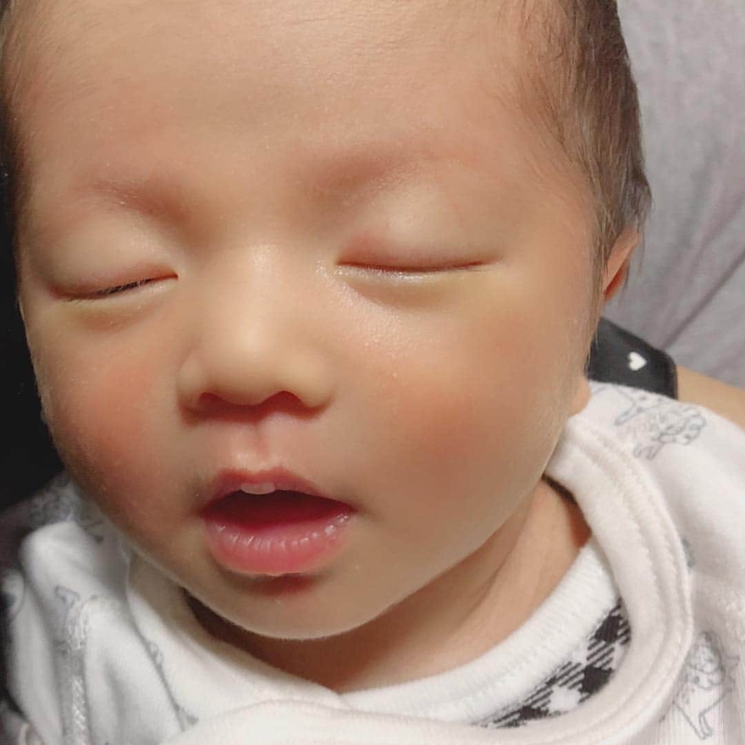 214krnのインスタグラム：「生後14日 ・ ・ あっという間に2週間！早っ！ ちょっとずっしりしてきたし 顔もふっくらしてきた🤣 ・ 日中は1時間おきに授乳 夜は2時間おきに授乳 しかも夜中元気になって 目ぱっちりな毎日👶🏻 ・ 寝不足でしんどいけど 可愛さが勝っててがんばれる🤱 ・ (寝ぼけた顔が天使すぎる👼🏻)」