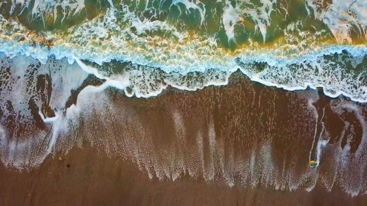 MEGUMIのインスタグラム：「The restless waves🌊🌊☀️ 波のパワーってすごいなぁぁ✨  #waves#wave#restlesswaves #beach#ocean#earth#drone#dronemovies#dji#mavicpro#dronestagram #drone girl#地球#自然#引力#波#海#ドローン#ドローン撮影 #ドローン女子 #ドローン動画  #自然のパワーは偉大ですね」
