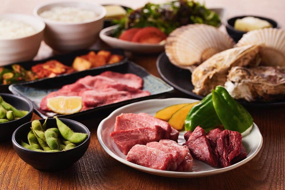 海千山千番長なんば店〈公式〉のインスタグラム：「. 🏔海千山千番長 難波店🌊 . 🍖黒毛和牛焼肉と海鮮浜焼コース🐚 . 焼肉も浜焼も、どちらも味わえるお得なコース😋🍻 . 国産黒毛和牛の赤身3種盛りに、活の殻付き牡蠣にホタテ☺️🍖🐚 . 厳選黒毛和牛といけすから取り出した新鮮魚介を存分にお楽しみください😃🍽 . #海千山千番長 #大阪 #難波 #なんば #裏なんば #海鮮 #鮮魚 #刺身 #お寿司 #フグ #アワビ #いくら #ウニ #和牛 #黒毛和牛 #焼肉 #a5和牛 #炭火 #炭火焼肉 #美味しいもん #特選 #タン #牛タン #牛塩タン #海の幸 #山の幸」