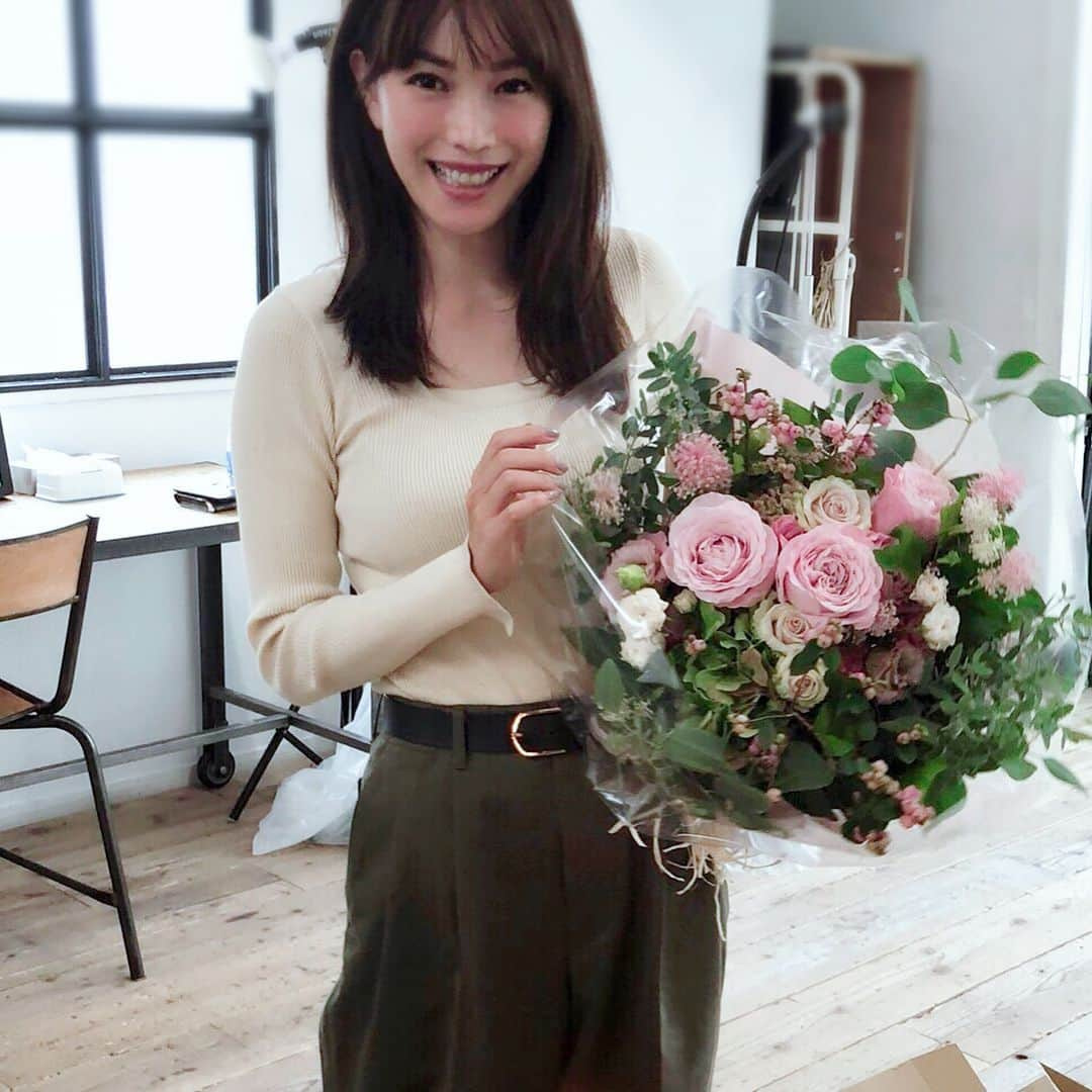 蛯原友里さんのインスタグラム写真 - (蛯原友里Instagram)「撮影終わりに、まさかのサプライズ♡ 誕生日はまだなんですが、LEEの皆さんにお祝いして頂きました。 #LEE#サプライズ#早すぎて#びっくり#嬉しすぎ#ありがとう」9月21日 13時54分 - yuri_ebihara