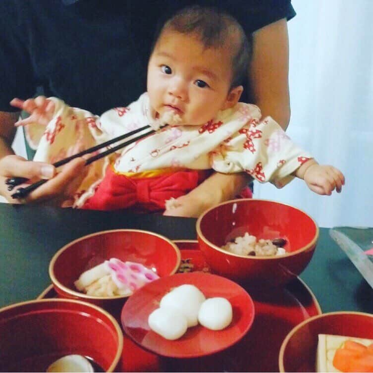 bellemaison_mama(ベルメゾン)さんのインスタグラム写真 - (bellemaison_mama(ベルメゾン)Instagram)「. ディズニーデザインの『お食い初めセット』が登場✨﻿ ﻿ 「赤ちゃんが食べるものに一生困らないように」と願いをこめて、 生まれてから100日前後で行う、『お食い初め』。 ﻿ ﻿ そんな大切な日にぴったりなお食い初め用の食器セットが登場！ ﻿ ﻿ ミッキーの耳がついたお椀の他にも食器にはさりげなくミッキー＆ミニーが。 ﻿ きちんと感もありつつ、かわいいデザインです💕﻿ ﻿ 食器だけでなく冷凍のお祝い料理もセットになっているので、手軽にきちんとお祝いできますよ。﻿ ﻿ 【焼き鯛・赤飯付き！お祝い膳・料理と食器７点】お食い初めセット 価格 ¥19,800 (税込) クール手数料　¥200（税込）﻿ ﻿ ⭐️実際に使って下さったお客様レビューより⭐️ 引越直後且つ長女も1歳で、なかなか料理に時間がかけられないのでお食い初めを諦めかけていましたが、 こちらの商品のおかげで、とても簡単に本格的なお食い初めをすることができました。 ﻿ (中略) ﻿ 器はミッキーの耳のついたお椀はもちろん、お椀の底のマークまで全部違ってかわいい！ 水通しと食後に2回洗いましたが剥げる気配なし！これからもお正月や節句にも使わせて頂きます。﻿ ディズニー好きの私としては、とても充実したお食い初めができました☆﻿ ﻿ ——————————————————— #ベルメゾン#BELLEMAISON﻿  #お食い初めセット#お食い初め#100日祝い#生後100日#生後3ヶ月#袴風オール#袴ロンパース  #ミッキー#ミニー#Disney#ディズニーグッズ#ディズニー#disneygoods ﻿ ﻿ ⒸDisney」9月21日 14時43分 - bellemaison_mama