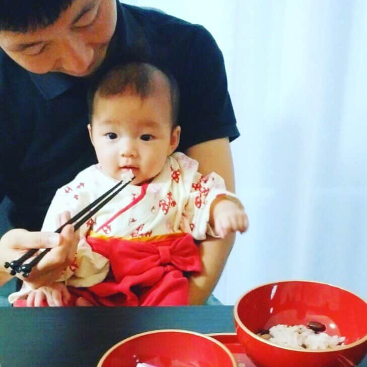 bellemaison_mama(ベルメゾン)さんのインスタグラム写真 - (bellemaison_mama(ベルメゾン)Instagram)「. ディズニーデザインの『お食い初めセット』が登場✨﻿ ﻿ 「赤ちゃんが食べるものに一生困らないように」と願いをこめて、 生まれてから100日前後で行う、『お食い初め』。 ﻿ ﻿ そんな大切な日にぴったりなお食い初め用の食器セットが登場！ ﻿ ﻿ ミッキーの耳がついたお椀の他にも食器にはさりげなくミッキー＆ミニーが。 ﻿ きちんと感もありつつ、かわいいデザインです💕﻿ ﻿ 食器だけでなく冷凍のお祝い料理もセットになっているので、手軽にきちんとお祝いできますよ。﻿ ﻿ 【焼き鯛・赤飯付き！お祝い膳・料理と食器７点】お食い初めセット 価格 ¥19,800 (税込) クール手数料　¥200（税込）﻿ ﻿ ⭐️実際に使って下さったお客様レビューより⭐️ 引越直後且つ長女も1歳で、なかなか料理に時間がかけられないのでお食い初めを諦めかけていましたが、 こちらの商品のおかげで、とても簡単に本格的なお食い初めをすることができました。 ﻿ (中略) ﻿ 器はミッキーの耳のついたお椀はもちろん、お椀の底のマークまで全部違ってかわいい！ 水通しと食後に2回洗いましたが剥げる気配なし！これからもお正月や節句にも使わせて頂きます。﻿ ディズニー好きの私としては、とても充実したお食い初めができました☆﻿ ﻿ ——————————————————— #ベルメゾン#BELLEMAISON﻿  #お食い初めセット#お食い初め#100日祝い#生後100日#生後3ヶ月#袴風オール#袴ロンパース  #ミッキー#ミニー#Disney#ディズニーグッズ#ディズニー#disneygoods ﻿ ﻿ ⒸDisney」9月21日 14時43分 - bellemaison_mama