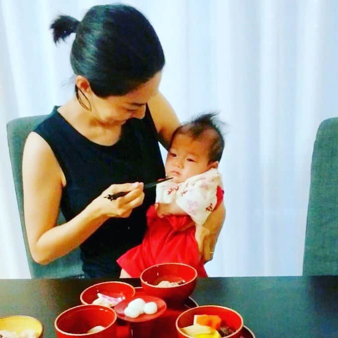 bellemaison_mama(ベルメゾン)さんのインスタグラム写真 - (bellemaison_mama(ベルメゾン)Instagram)「. ディズニーデザインの『お食い初めセット』が登場✨﻿ ﻿ 「赤ちゃんが食べるものに一生困らないように」と願いをこめて、 生まれてから100日前後で行う、『お食い初め』。 ﻿ ﻿ そんな大切な日にぴったりなお食い初め用の食器セットが登場！ ﻿ ﻿ ミッキーの耳がついたお椀の他にも食器にはさりげなくミッキー＆ミニーが。 ﻿ きちんと感もありつつ、かわいいデザインです💕﻿ ﻿ 食器だけでなく冷凍のお祝い料理もセットになっているので、手軽にきちんとお祝いできますよ。﻿ ﻿ 【焼き鯛・赤飯付き！お祝い膳・料理と食器７点】お食い初めセット 価格 ¥19,800 (税込) クール手数料　¥200（税込）﻿ ﻿ ⭐️実際に使って下さったお客様レビューより⭐️ 引越直後且つ長女も1歳で、なかなか料理に時間がかけられないのでお食い初めを諦めかけていましたが、 こちらの商品のおかげで、とても簡単に本格的なお食い初めをすることができました。 ﻿ (中略) ﻿ 器はミッキーの耳のついたお椀はもちろん、お椀の底のマークまで全部違ってかわいい！ 水通しと食後に2回洗いましたが剥げる気配なし！これからもお正月や節句にも使わせて頂きます。﻿ ディズニー好きの私としては、とても充実したお食い初めができました☆﻿ ﻿ ——————————————————— #ベルメゾン#BELLEMAISON﻿  #お食い初めセット#お食い初め#100日祝い#生後100日#生後3ヶ月#袴風オール#袴ロンパース  #ミッキー#ミニー#Disney#ディズニーグッズ#ディズニー#disneygoods ﻿ ﻿ ⒸDisney」9月21日 14時43分 - bellemaison_mama