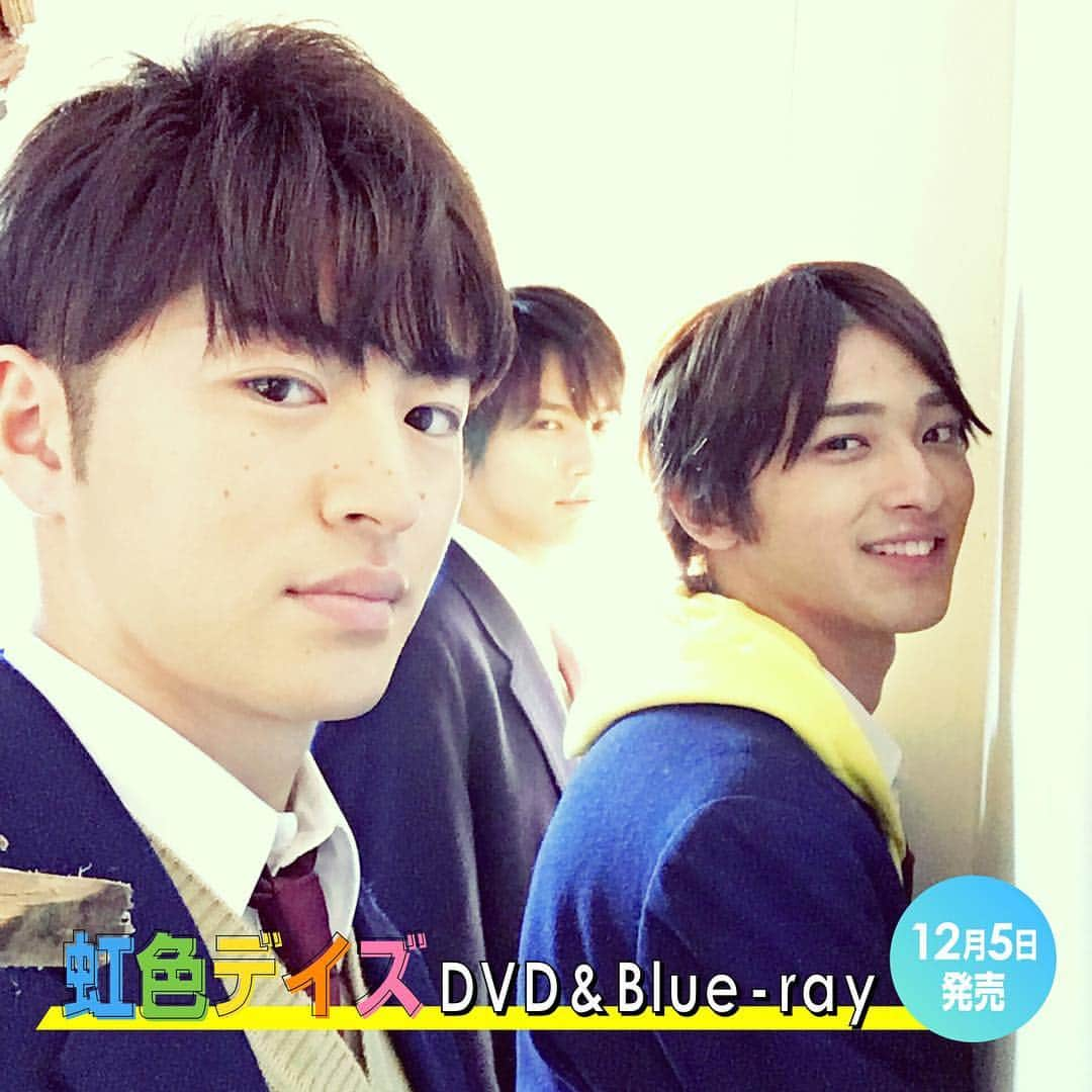 映画「虹色デイズ」のインスタグラム：「. –––––– 映画 #虹色デイズ 🌈 –––––– . ✨DVD & Blu-ray✨ 🌈12月5日発売 🌈 . #なっちゃんデイズ #まっつんデイズ #恵ちゃんデイズ #なっちゃんカメラ #こっち見てる #なぜ壁際 . DVD & Blu-ray ≪初回限定生産≫豪華版には、 飯塚監督と主演４人 によるビジュアルコメンタリー、未公開映像集、メイキングなど3時間超の特典映像を収録！特製アウターケース、プレス再構成版も封入された超絶豪華仕様！ . –––––––––––––––––––––––––––––––––– . #佐野玲於 #中川大志 #高杉真宙 #横浜流星 #吉川愛 #恒松祐里 #堀田真由 #坂東希」