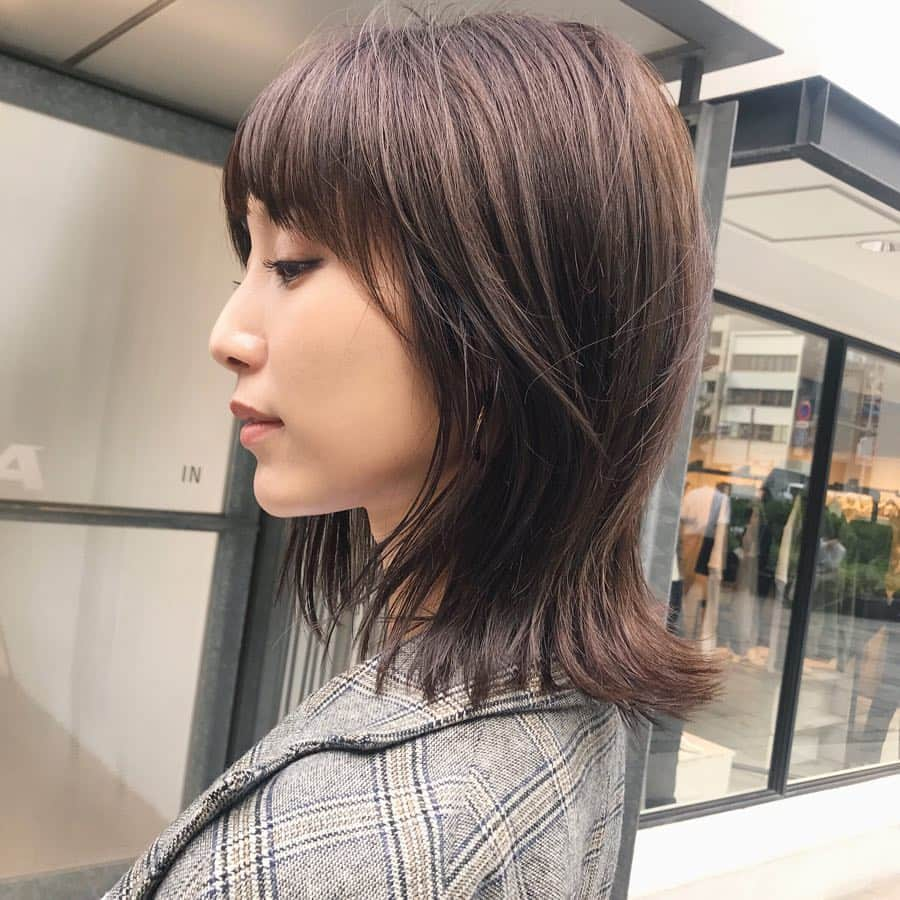 izu（出岡美咲）さんのインスタグラム写真 - (izu（出岡美咲）Instagram)「秋色🍂ヘアメンテナンス。今回も、 @takashionozaka さんにお願いしました✂︎ フェイスラインのカットが絶妙なバランスで、感動ものです。 SHIMAのカラーは、直後は勿論 抜けていく過程も綺麗です。♡ #SHIMA #shimaaoyama #hairstyle  #haircolor」9月21日 16時00分 - izu_stagram