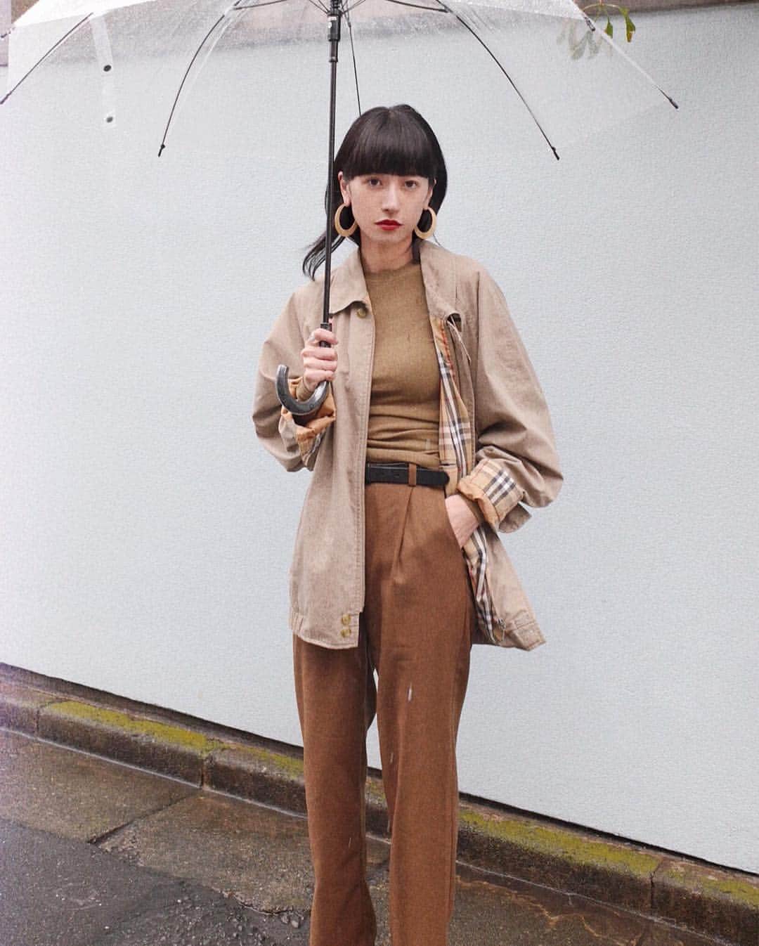 のインスタグラム：「本日18時からBurberryの70s vintage coatが数量限定でStyleMixer onlineに入荷します❤️ オリジナルのネイビーのタグにmade in ENGLANDがその証。 70年代バーバリートレンチは名作と言われ、メンズ、レディース共に肩が丸いのが特徴。前肩の日本人でも着用しやすいデザインです。 私もショートとロングを2着買ったよ💕 #StyleMixer #スタミキ #burberry #70s #vintage #england」