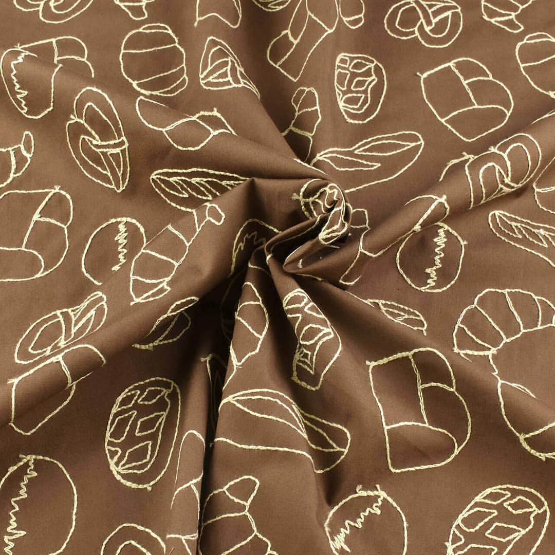 マーノクレアール (手芸のオカダヤグループ)さんのインスタグラム写真 - (マーノクレアール (手芸のオカダヤグループ)Instagram)「米津祐介さんデザインのnakaniwa新作刺繍生地です！人気デザインの「パン」「のばら」を刺繍で再現。パン好きなお子さまのお洋服やバッグにはもちろん、大人の女性のスカートや小物にも素敵だと思います♪ . 数量限定生産の生地につき、なくなり次第終了となります。お早めにチェックしてみて下さいね♪ . ▼nakaniwa-ナカニワ- バラ/パン 刺繍生地 綿100％　110cm巾 1m ￥4,300+税 . ■取扱店舗 ・オカダヤ新宿　アルタ生地館4F ・オカダヤ町田店 ・ホビースクランブル各店 ・マーノクレアール各店 ・オカダヤオンラインショップ http://www.okadaya-shop.jp/1/products/list.php?category_id=4025 ✳ #ナカニワ #nakaniwa #絵本作家 #イラストレーター の #米津祐介 さんによるデザインです。 #パン好き さんにおすすめ！ #子供服 #子供服ハンドメイド #よねづゆうすけ #パン柄 #パン柄生地 #刺繍生地 #布 #生地 #手芸 #手作り #ハンドメイド #ソーイング #handmade #embroidery #sewing #fabric #textile」9月21日 16時32分 - manocreare