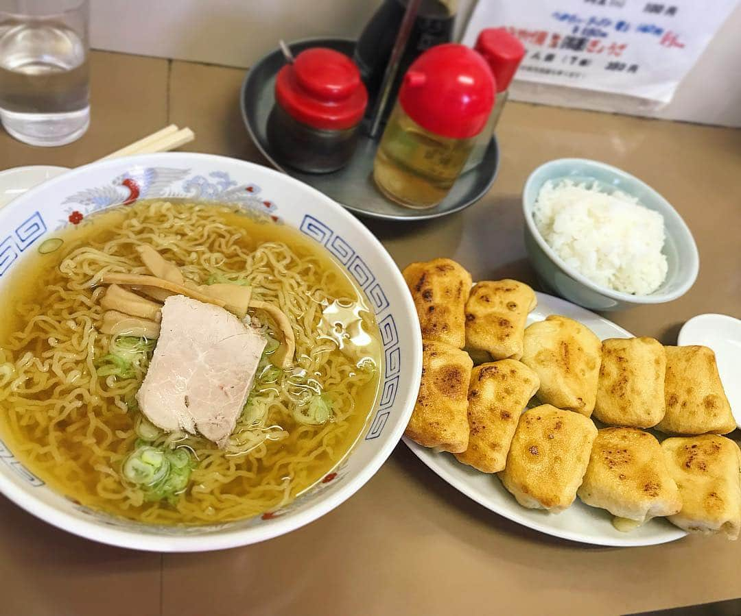 横町ももこさんのインスタグラム写真 - (横町ももこInstagram)「. 横町家オススメの地元飯🍜 . #青森#八戸#八戸市#八戸グルメ#大門#ラーメン#餃子#地元飯#地方グルメ#青森グルメ#地元民オススメ#オススメ#グルメ#支那そば#中華#ramen#noodle#dumpling#gyoza#穴場スポット#recommended#japanesefood#일본#japan#foodpic#ラーメン巡り#instafood#インスタ映え#帰省#故郷の味」9月21日 16時47分 - momochadayo