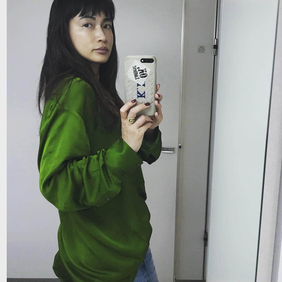 長谷川京子さんのインスタグラム写真 - (長谷川京子Instagram)「緑のサテンシャツ。 気分です。 #satinshirts#green#zara#ring#ileanamakri」9月21日 17時11分 - kyoko.hasegawa.722