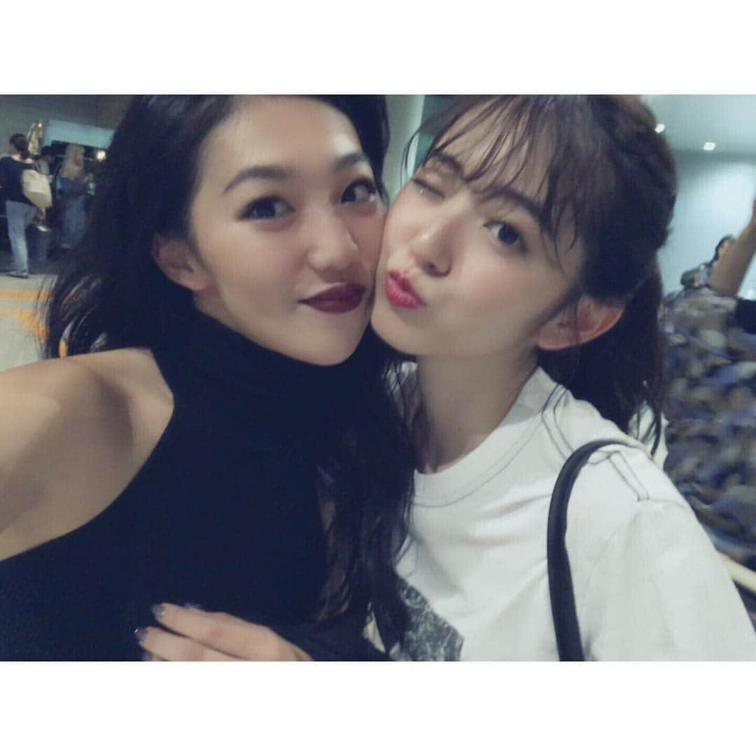 鈴木愛理さんのインスタグラム写真 - (鈴木愛理Instagram)「✴︎ Flowerの重留真波☺︎💘 実は高校のクラスメイト☺️ まあと同じお仕事現場で会うなんて〜！！！楽しかった💗 . . @girlsaward_official  #Flower #重留真波 #ちなみに #わたしの目覚ましの音楽は #Flower の #モノクロ #です #⏰」9月17日 21時52分 - airisuzuki_official_uf