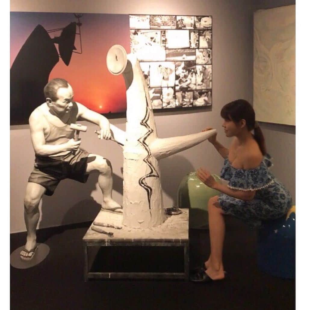 本田裕子さんのインスタグラム写真 - (本田裕子Instagram)「また会っちゃった😄♡ . . . 情熱の人に💥(•͈⌔•͈⑅)💥 . . . . あーん(๑˃̵ᴗ˂̵)👏♡ . . . . . . . あ、今回は川崎の岡本太郎美術館ではなく、 青山の岡本太郎記念館に🍀 . こちらはご自宅を改装してあり、 1階にはアトリエも。 . もうね、ほんと岡本太郎ワールドを堪能でき、世界観に触れられるし、遊び心もあってエネルギー溢れる作品の数々に、「芸術とは？」ってことを理屈抜きに感じられる空間で何度でも行きたいところ♡ . わたしは本もけっこう読んでるけど、今ちょうど「孤独が君を強くする」を読み終えて、 . この著書の中にも、「幾つになっても、幼児のような眼と、情熱、遊び心を失いたくない」と書かれています📕 . 御意♡ . . …… #岡本太郎 #情熱 #熱い #青山 #アトリエ #理屈抜き #エネルギー #パワー溢れる #世界観 #芸術  #遊び心 #幼児のような #眼 #輝き #美しい #純粋 #幾つになっても #孤独が君を強くする #孤独 #御意 #芸術は爆発だ #美 #触れる #本田裕子」9月17日 20時39分 - rinrin_yuko