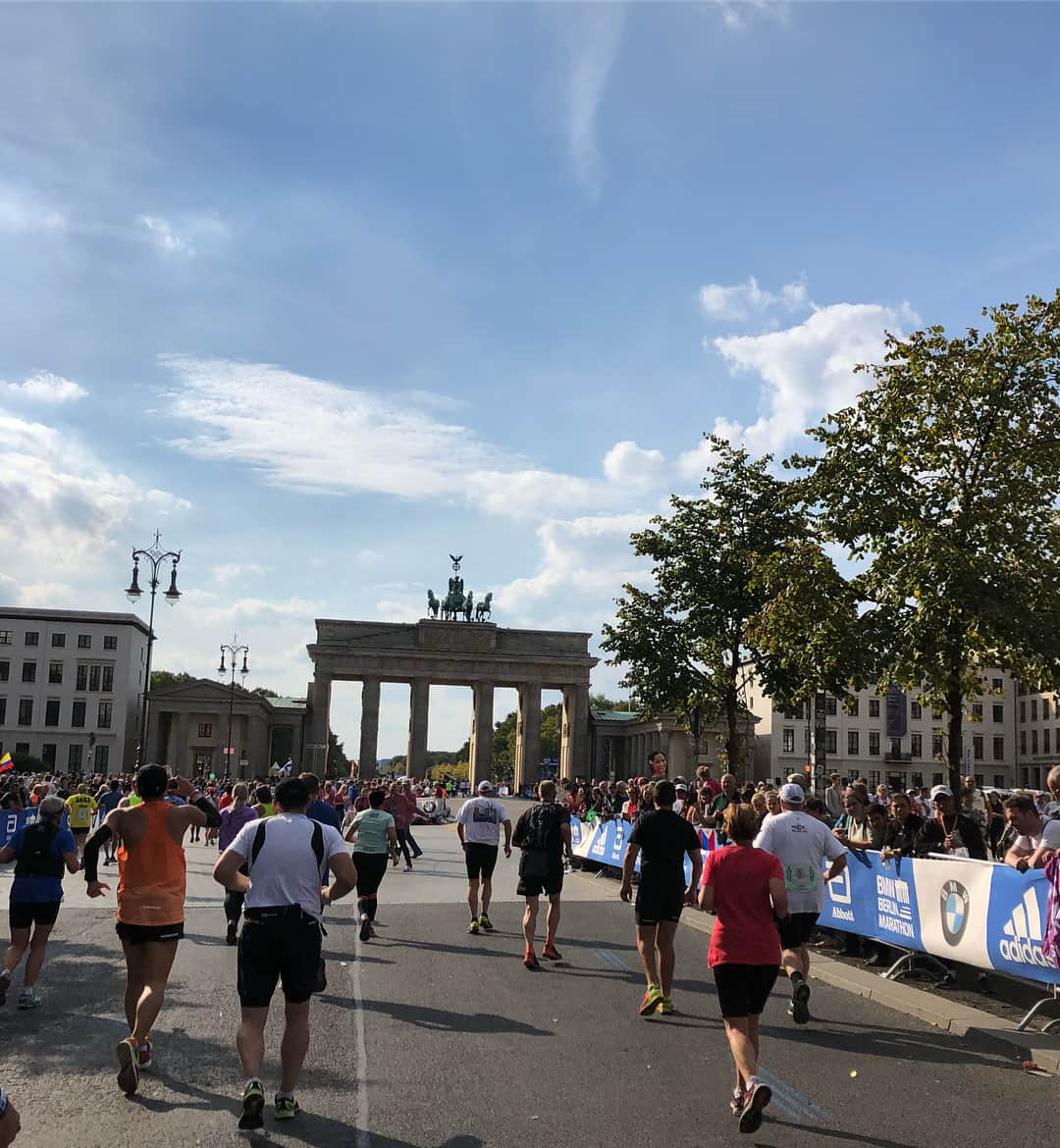 福田萌子さんのインスタグラム写真 - (福田萌子Instagram)「ベルリンマラソン完走しました🏃‍♀️🇩🇪✨ #SightseeingRun Marathon is best way to exploring the city. #戦勝記念塔 をスタートして、戦後そのままの姿を残している#カイザーヴィルヘルム教会 や歴史的な背景を持つ創業100年の#KaDeWe を通り#ブランデンブルク門 へ戻ってくる42kmの旅。 途中、可愛いカフェがあったので珈琲ブレイクも挟みながらベルリンの街中観光ランを思いっきり楽しみました😊 ・ マラソン後すぐに見つけた屋台でエナジーチャージ❗️ このボウズナーっていうホットドッグが大好きなの♡ #sportstraveler #スポーツトラベラー #Berlin42 #berlinmarathon」9月17日 20時49分 - moekofukuda