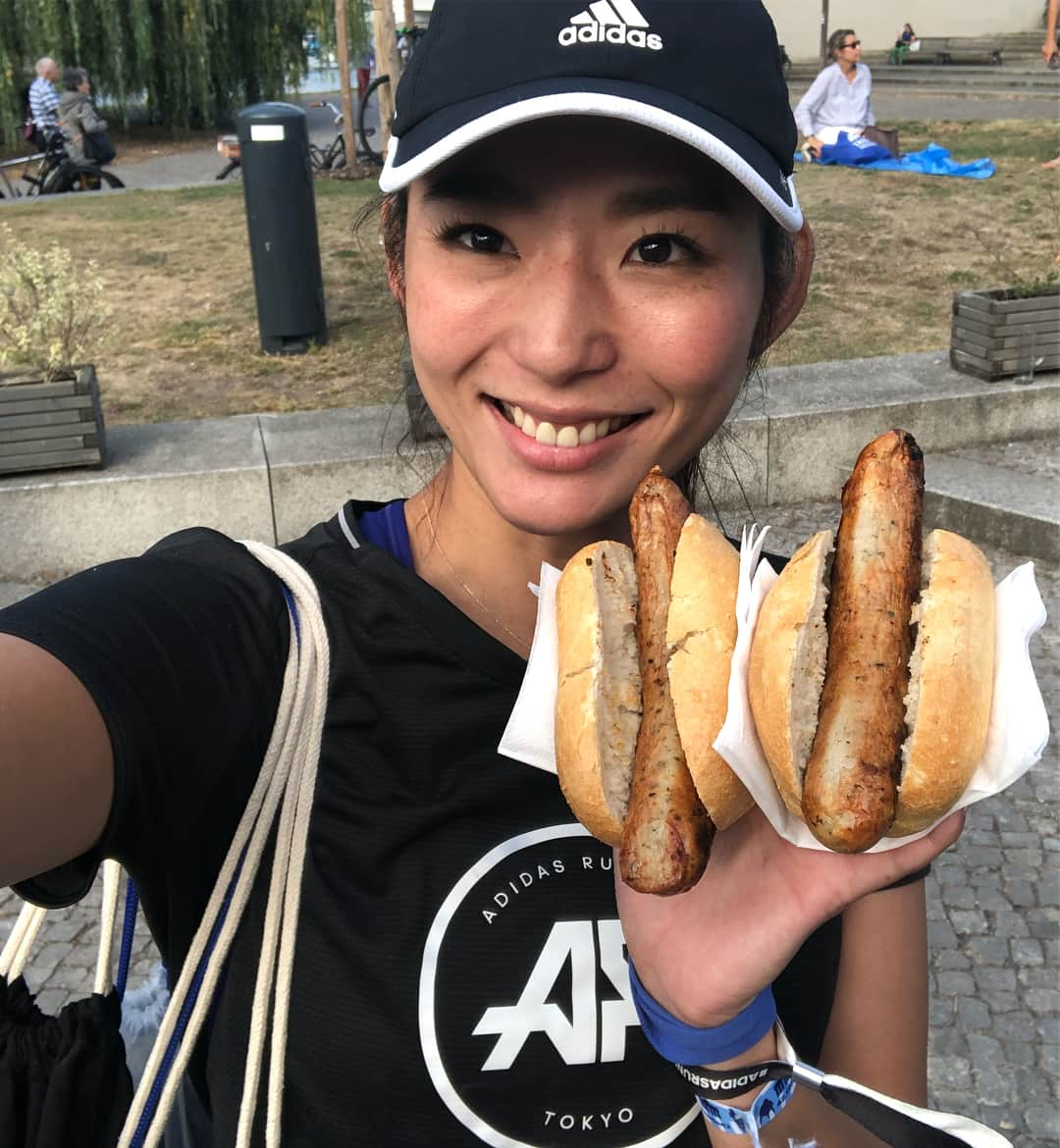 福田萌子さんのインスタグラム写真 - (福田萌子Instagram)「ベルリンマラソン完走しました🏃‍♀️🇩🇪✨ #SightseeingRun Marathon is best way to exploring the city. #戦勝記念塔 をスタートして、戦後そのままの姿を残している#カイザーヴィルヘルム教会 や歴史的な背景を持つ創業100年の#KaDeWe を通り#ブランデンブルク門 へ戻ってくる42kmの旅。 途中、可愛いカフェがあったので珈琲ブレイクも挟みながらベルリンの街中観光ランを思いっきり楽しみました😊 ・ マラソン後すぐに見つけた屋台でエナジーチャージ❗️ このボウズナーっていうホットドッグが大好きなの♡ #sportstraveler #スポーツトラベラー #Berlin42 #berlinmarathon」9月17日 20時49分 - moekofukuda