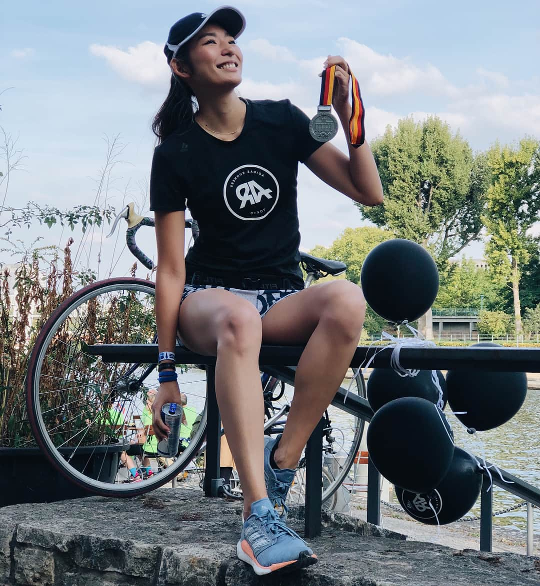 福田萌子さんのインスタグラム写真 - (福田萌子Instagram)「ベルリンマラソン完走しました🏃‍♀️🇩🇪✨ #SightseeingRun Marathon is best way to exploring the city. #戦勝記念塔 をスタートして、戦後そのままの姿を残している#カイザーヴィルヘルム教会 や歴史的な背景を持つ創業100年の#KaDeWe を通り#ブランデンブルク門 へ戻ってくる42kmの旅。 途中、可愛いカフェがあったので珈琲ブレイクも挟みながらベルリンの街中観光ランを思いっきり楽しみました😊 ・ マラソン後すぐに見つけた屋台でエナジーチャージ❗️ このボウズナーっていうホットドッグが大好きなの♡ #sportstraveler #スポーツトラベラー #Berlin42 #berlinmarathon」9月17日 20時49分 - moekofukuda