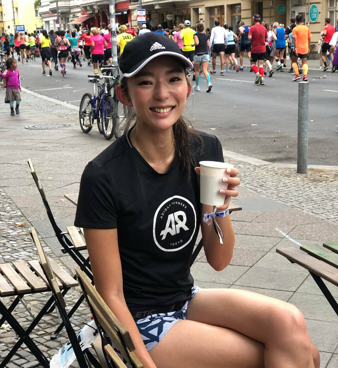 福田萌子さんのインスタグラム写真 - (福田萌子Instagram)「ベルリンマラソン完走しました🏃‍♀️🇩🇪✨ #SightseeingRun Marathon is best way to exploring the city. #戦勝記念塔 をスタートして、戦後そのままの姿を残している#カイザーヴィルヘルム教会 や歴史的な背景を持つ創業100年の#KaDeWe を通り#ブランデンブルク門 へ戻ってくる42kmの旅。 途中、可愛いカフェがあったので珈琲ブレイクも挟みながらベルリンの街中観光ランを思いっきり楽しみました😊 ・ マラソン後すぐに見つけた屋台でエナジーチャージ❗️ このボウズナーっていうホットドッグが大好きなの♡ #sportstraveler #スポーツトラベラー #Berlin42 #berlinmarathon」9月17日 20時49分 - moekofukuda