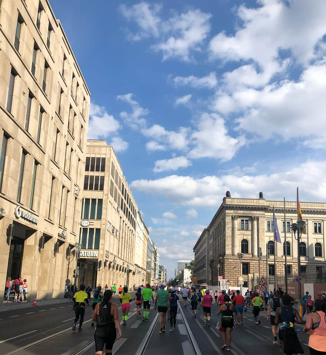 福田萌子さんのインスタグラム写真 - (福田萌子Instagram)「ベルリンマラソン完走しました🏃‍♀️🇩🇪✨ #SightseeingRun Marathon is best way to exploring the city. #戦勝記念塔 をスタートして、戦後そのままの姿を残している#カイザーヴィルヘルム教会 や歴史的な背景を持つ創業100年の#KaDeWe を通り#ブランデンブルク門 へ戻ってくる42kmの旅。 途中、可愛いカフェがあったので珈琲ブレイクも挟みながらベルリンの街中観光ランを思いっきり楽しみました😊 ・ マラソン後すぐに見つけた屋台でエナジーチャージ❗️ このボウズナーっていうホットドッグが大好きなの♡ #sportstraveler #スポーツトラベラー #Berlin42 #berlinmarathon」9月17日 20時49分 - moekofukuda